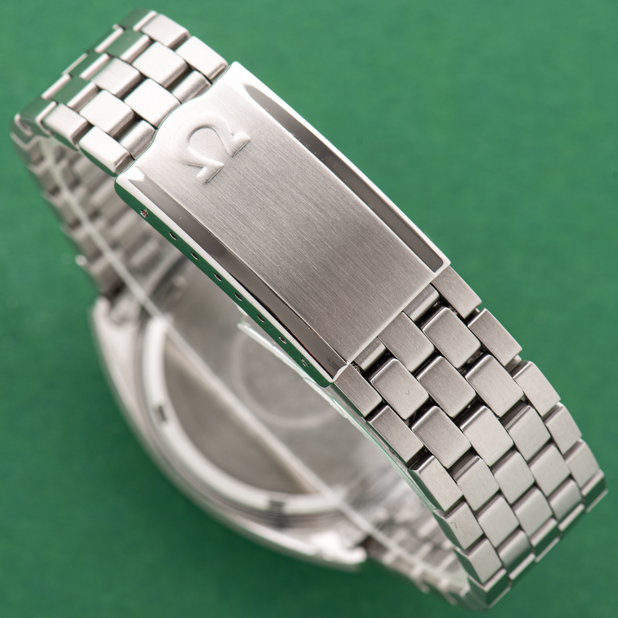 Zicht op Omega Constellation C Shape Japan Market JDM Blue Dial vanaf 1971 Ref 168.0056
