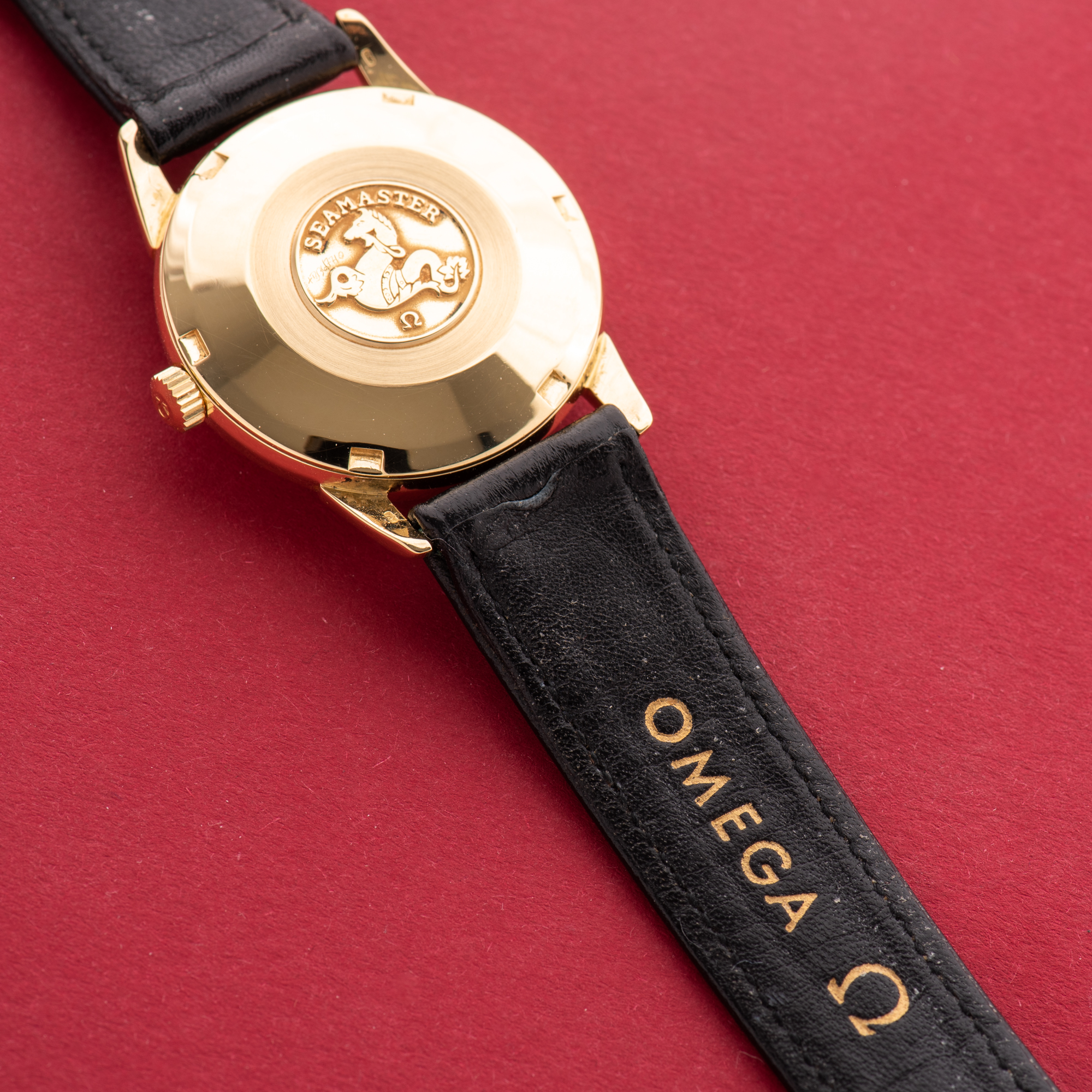 Vue de Omega Seamaster Automatic 18K Yellow Gold Onyx Index from 1959 Réf 14704