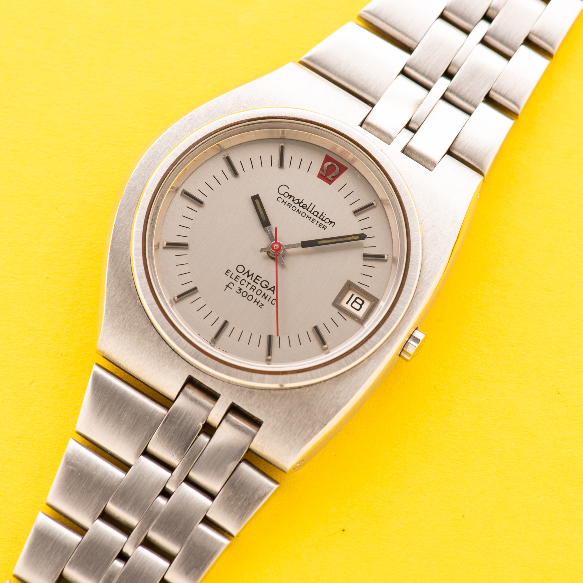 Zicht op Omega Constellation Electronic F300Hz D Shape from 1970 Ref 198.004