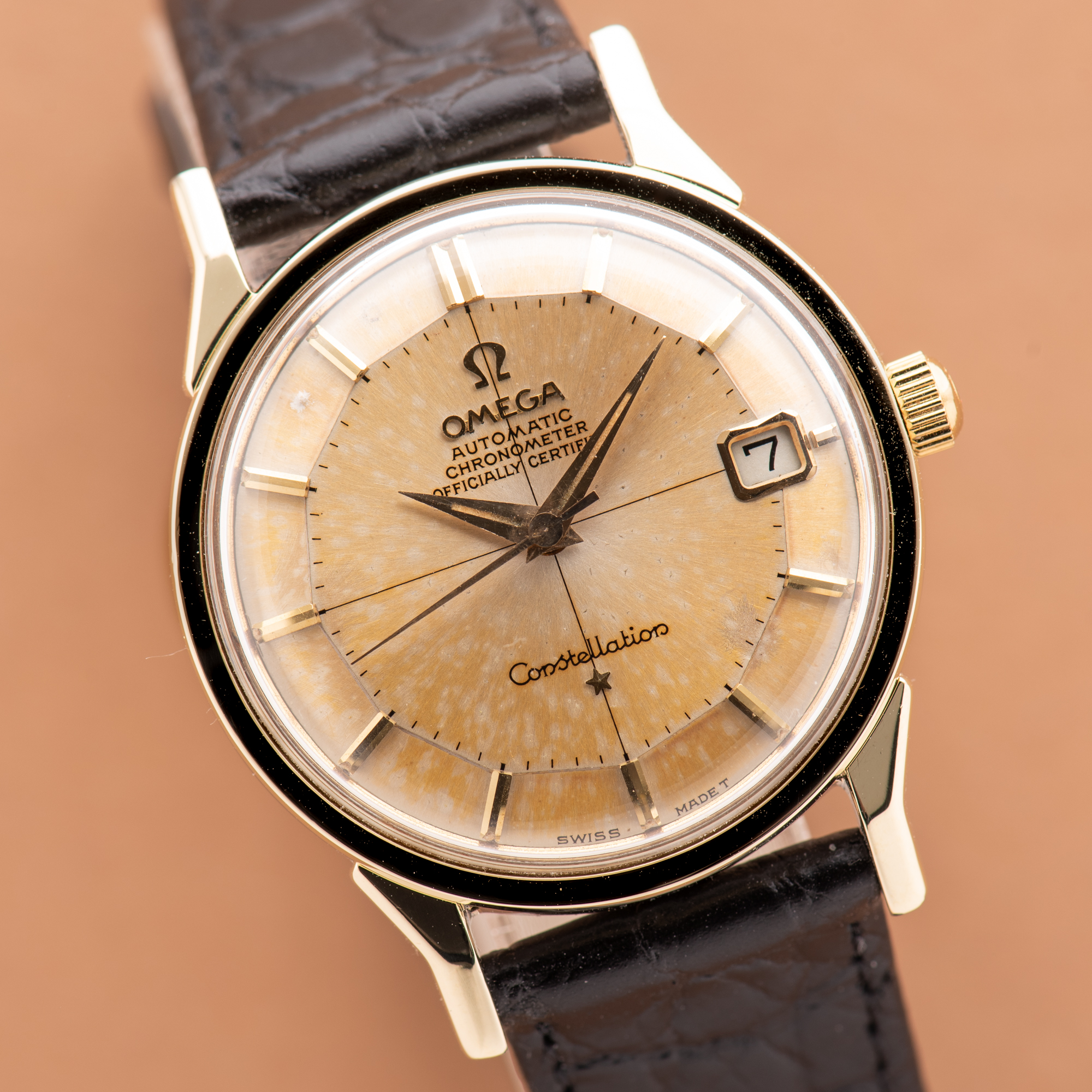 Zicht op Omega Constellation Calendar Pie Pan Patina Dog Leg Automatic 1966 Ref 168.005