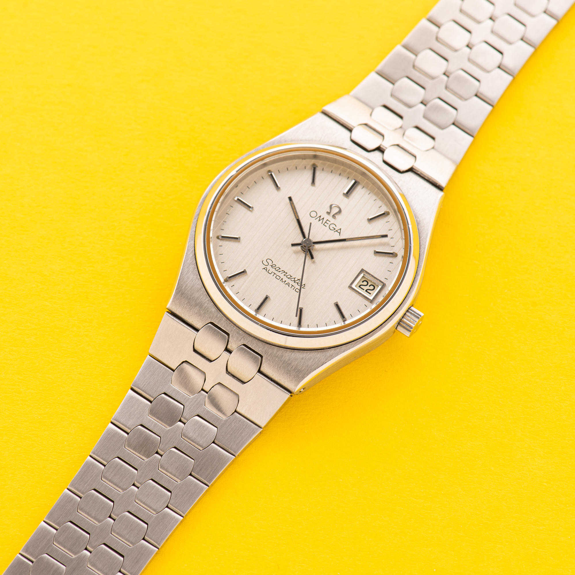 Vue de Omega Seamaster Automatic Date Rare Integrated bracelet from 1979 Réf 366 0265