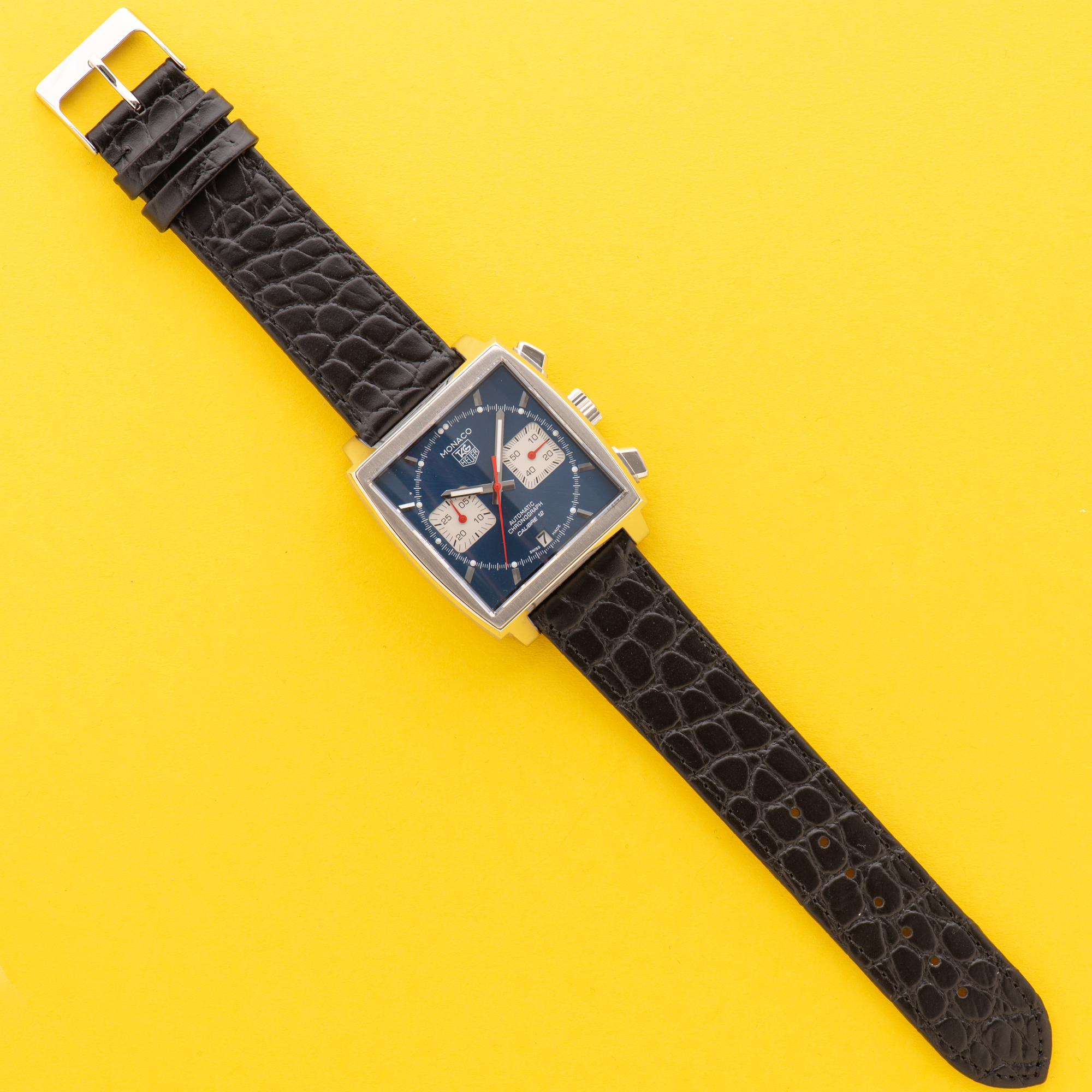 Zicht op TAG HEUER Monaco Calibre 12 chronograph Blue Dial Réf CAW2111