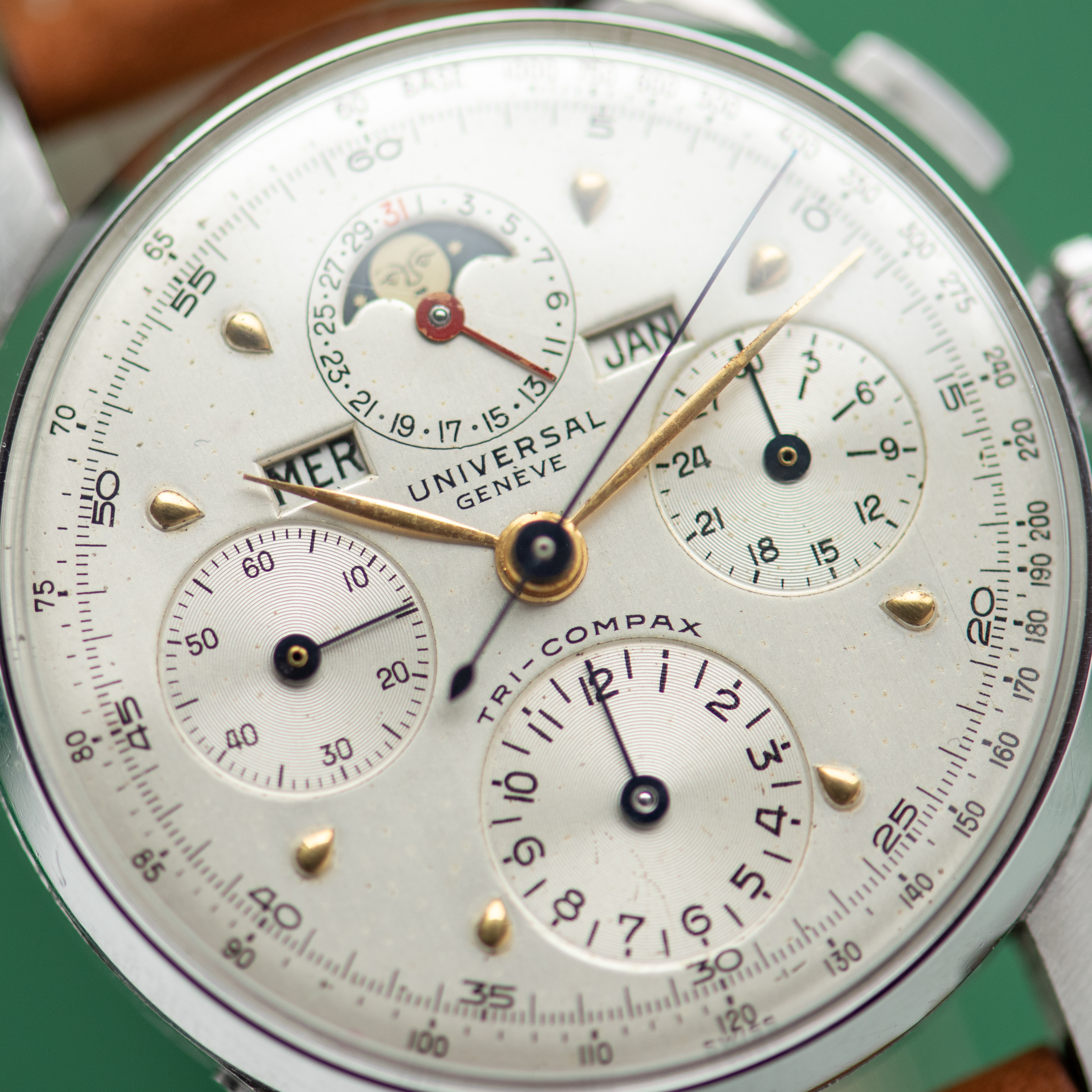 Vue de Universal Genève Tricompax Steel Chronograph Full Annual Calendar Moonphase 1946