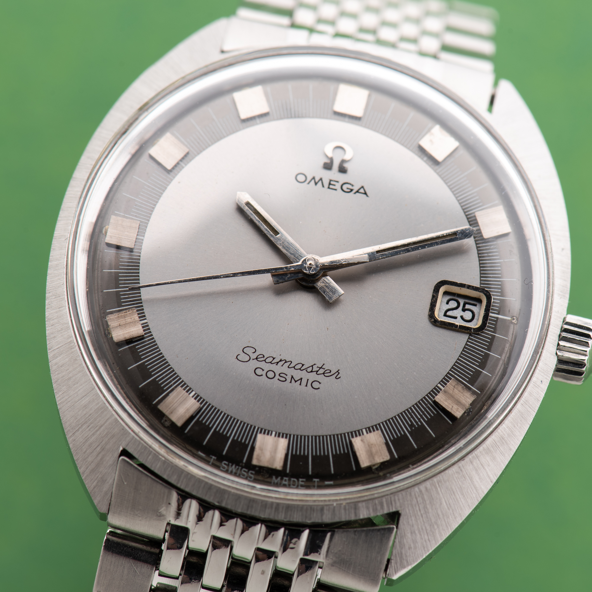 Vue de Omega Seamaster Cosmic Grey Date Beads of Rice Réf 136.017