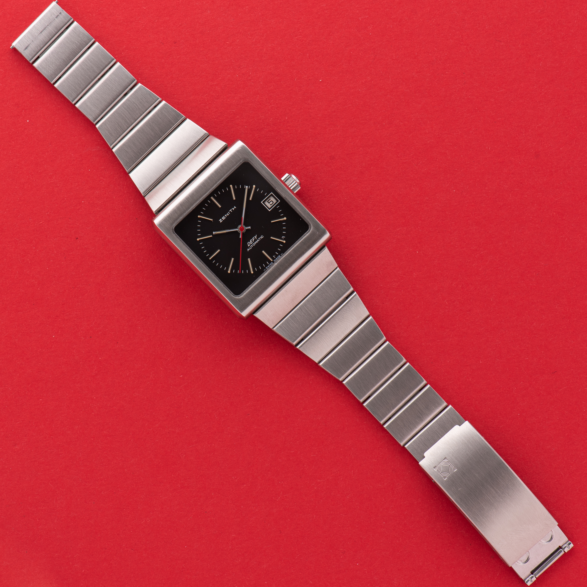 Vue de Zenith Defy Surf Automatic Square 'TV Box' Case Black Dial Réf 02.0440.456-460