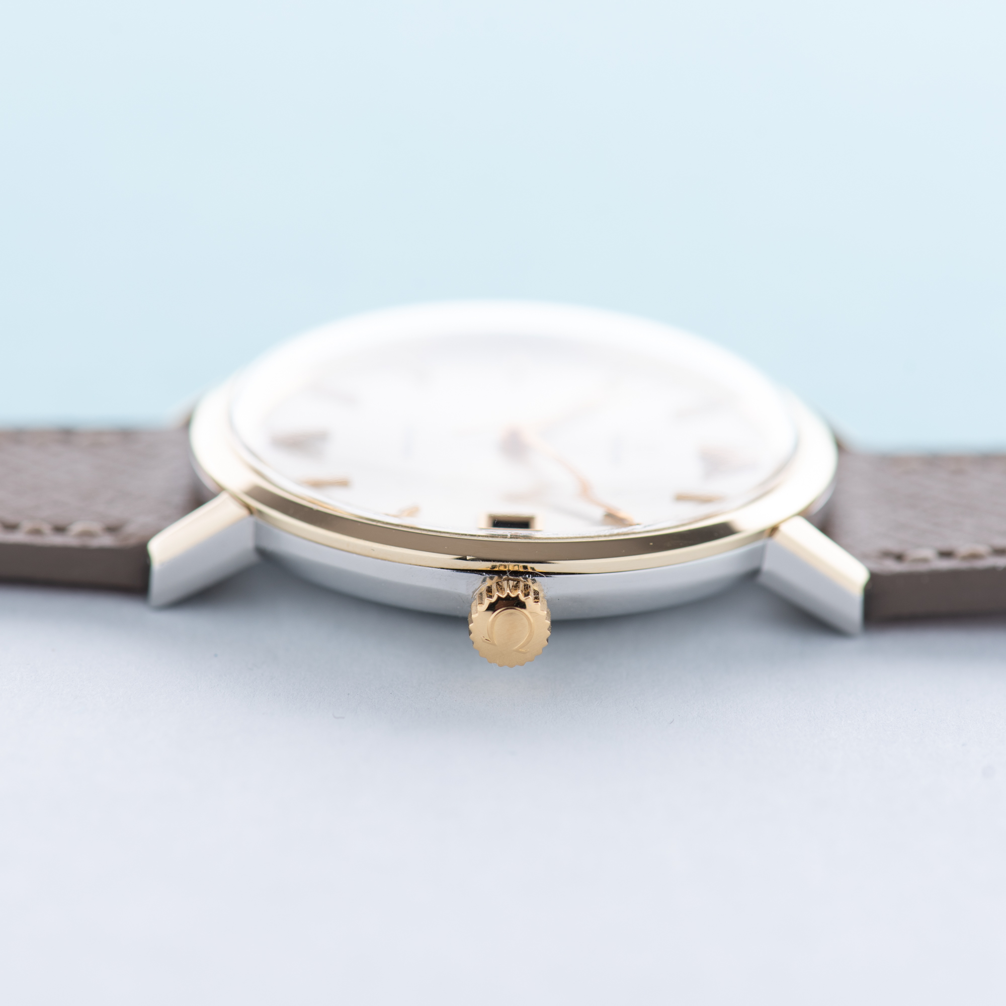 Vue de Omega Genève Date Gold Steel Rare Monoblock Réf 136.9020