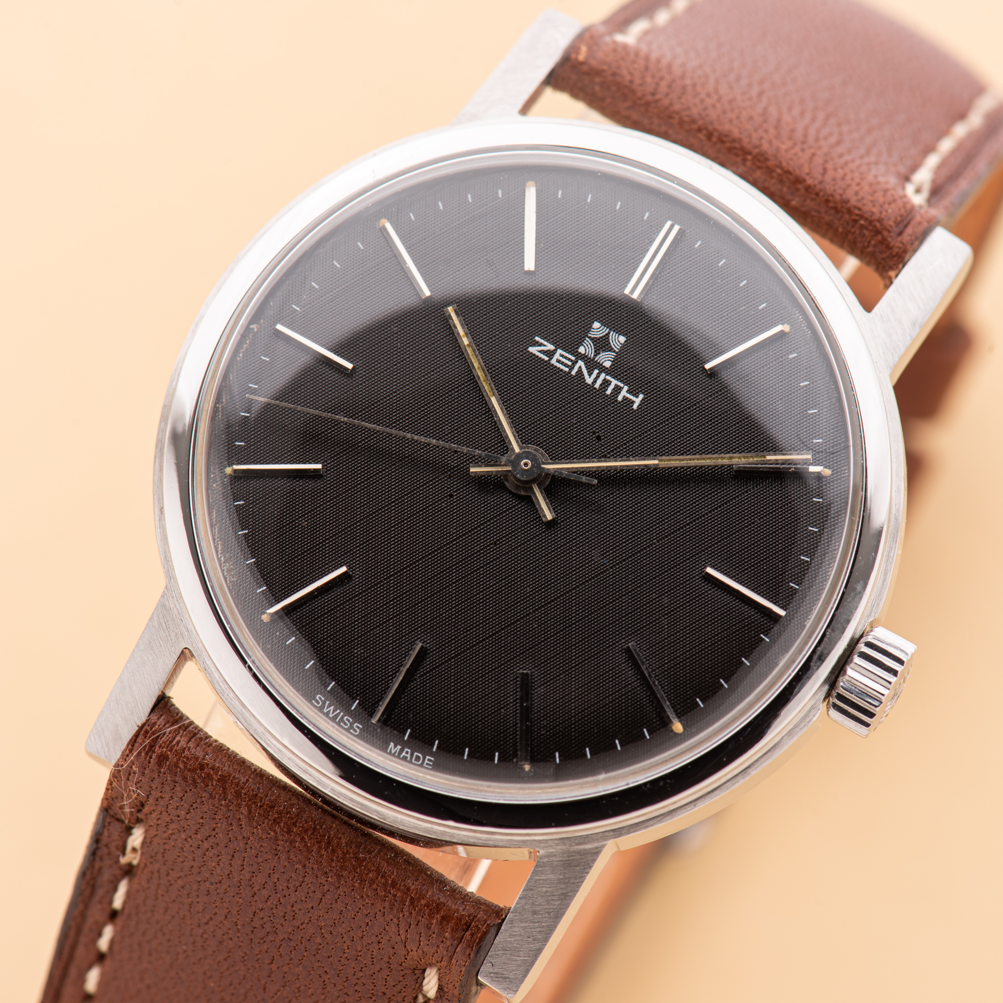 Vue de Zenith Surf Dress Watch Centre Seconds Black linnen dial Textured Réf 01.1620.36
