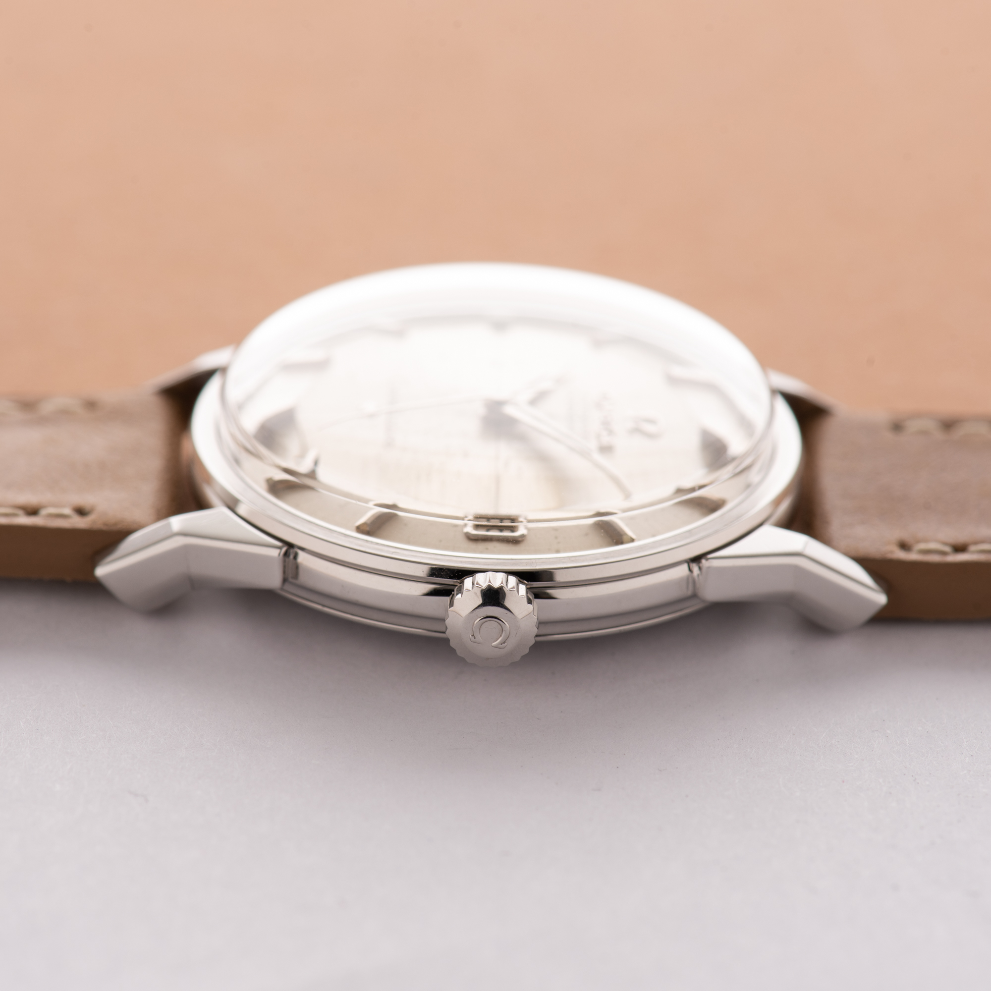 Zicht op Omega Constellation Calendar Pie Pan Patina Crosshair Hondenpoot Automatic 1962 Ref
