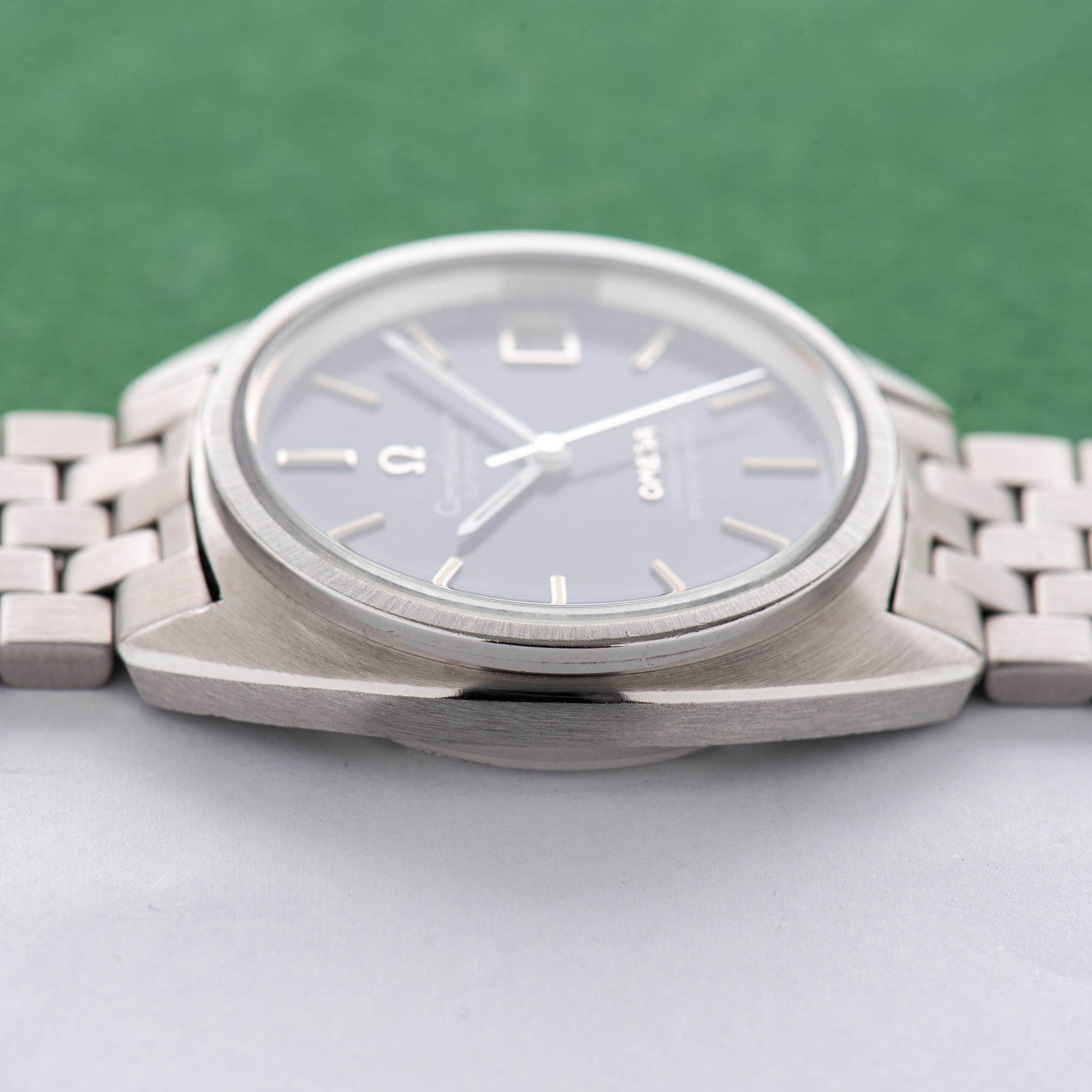 Zicht op Omega Constellation C Shape Japan Market JDM Blue Dial vanaf 1971 Ref 168.0056