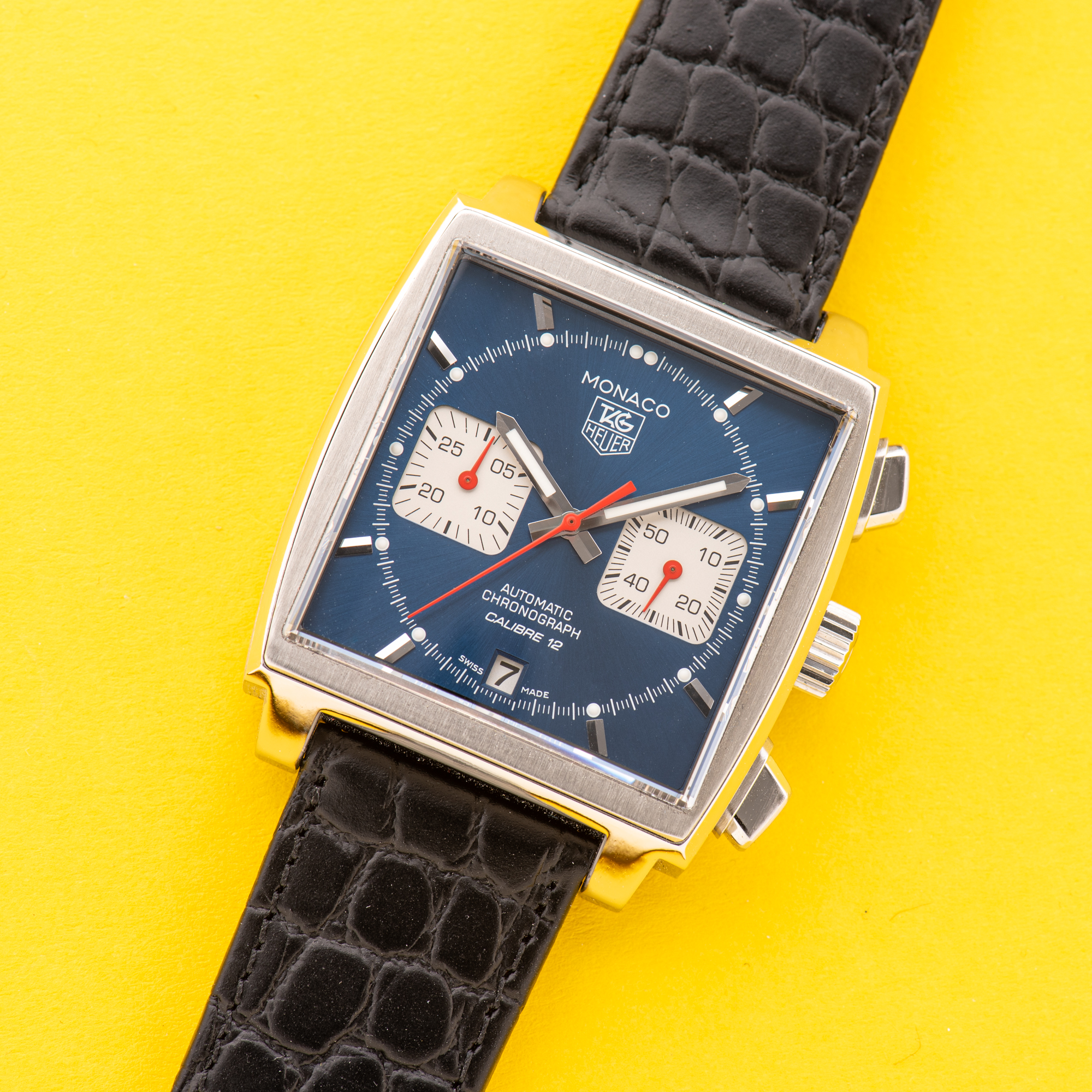 Zicht op TAG HEUER Monaco Calibre 12 chronograph Blue Dial Réf CAW2111