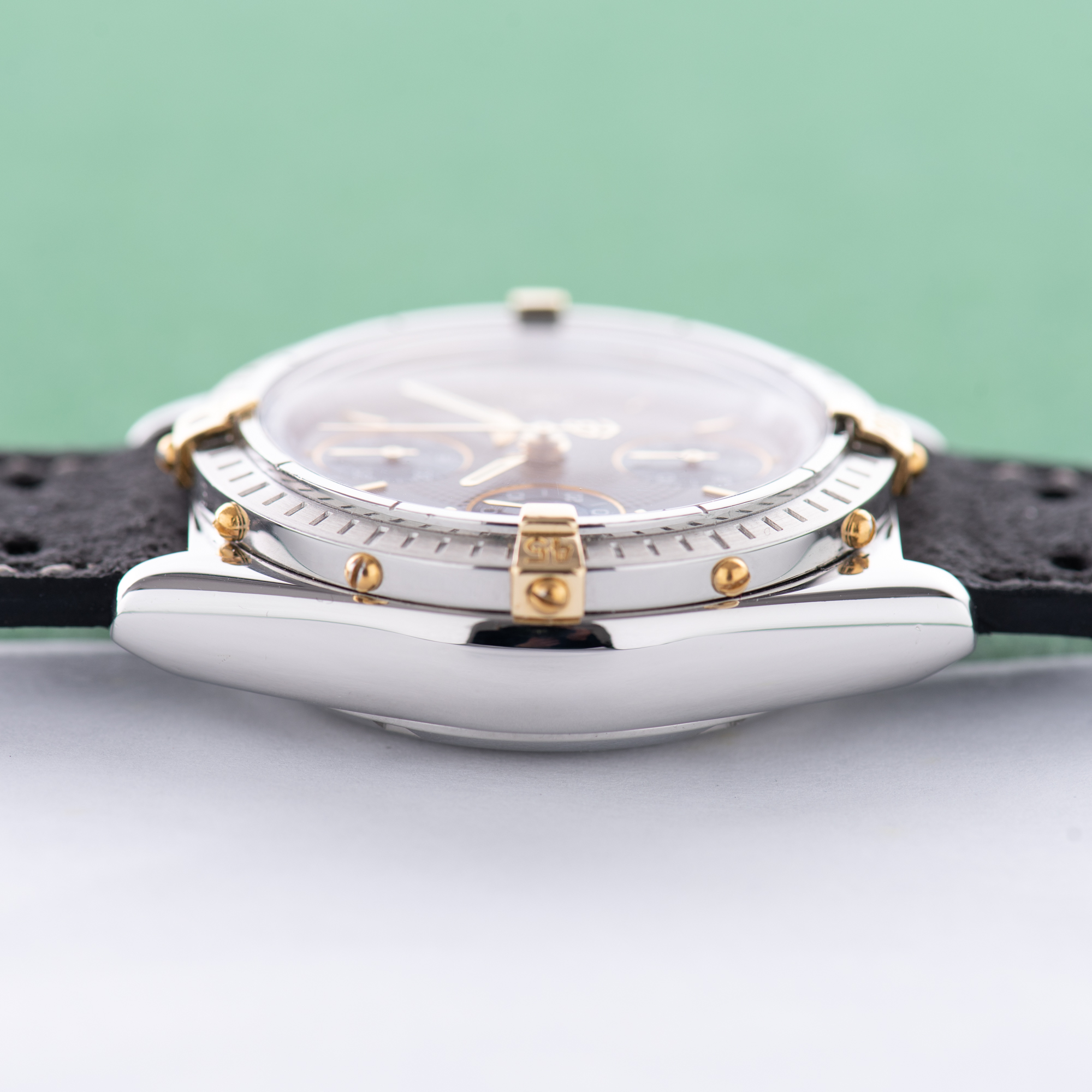 Zicht op Breitling Chronomat Gold/Staal Chronograph Grey / Blue dial Ref 13050.1