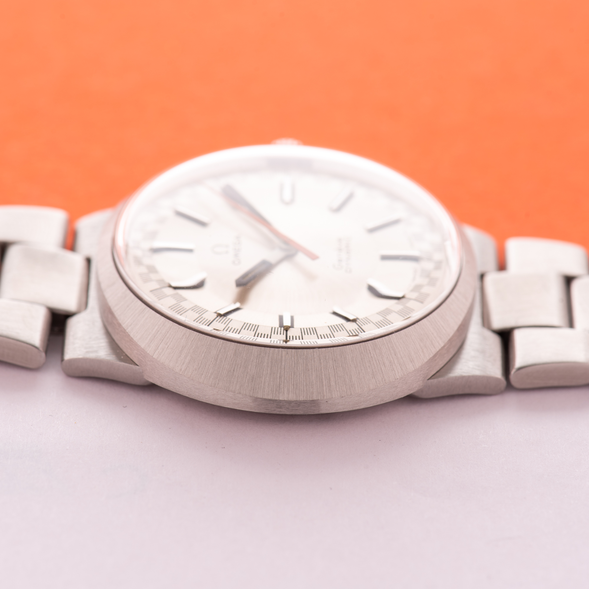 Vue de Omega Genève Dynamic Racing White Dial Réf 135.033