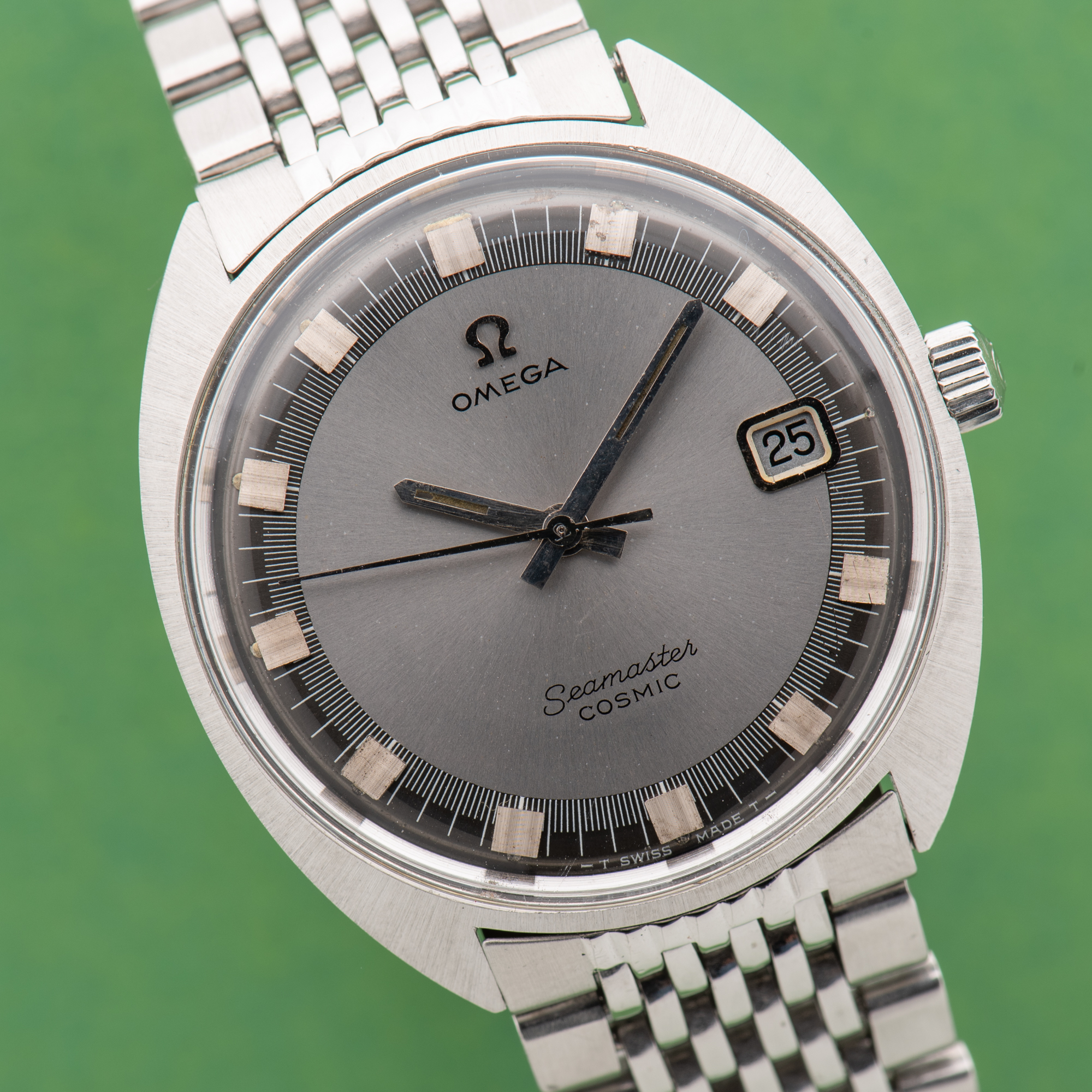 Vue de Omega Seamaster Cosmic Grey Date Beads of Rice Réf 136.017