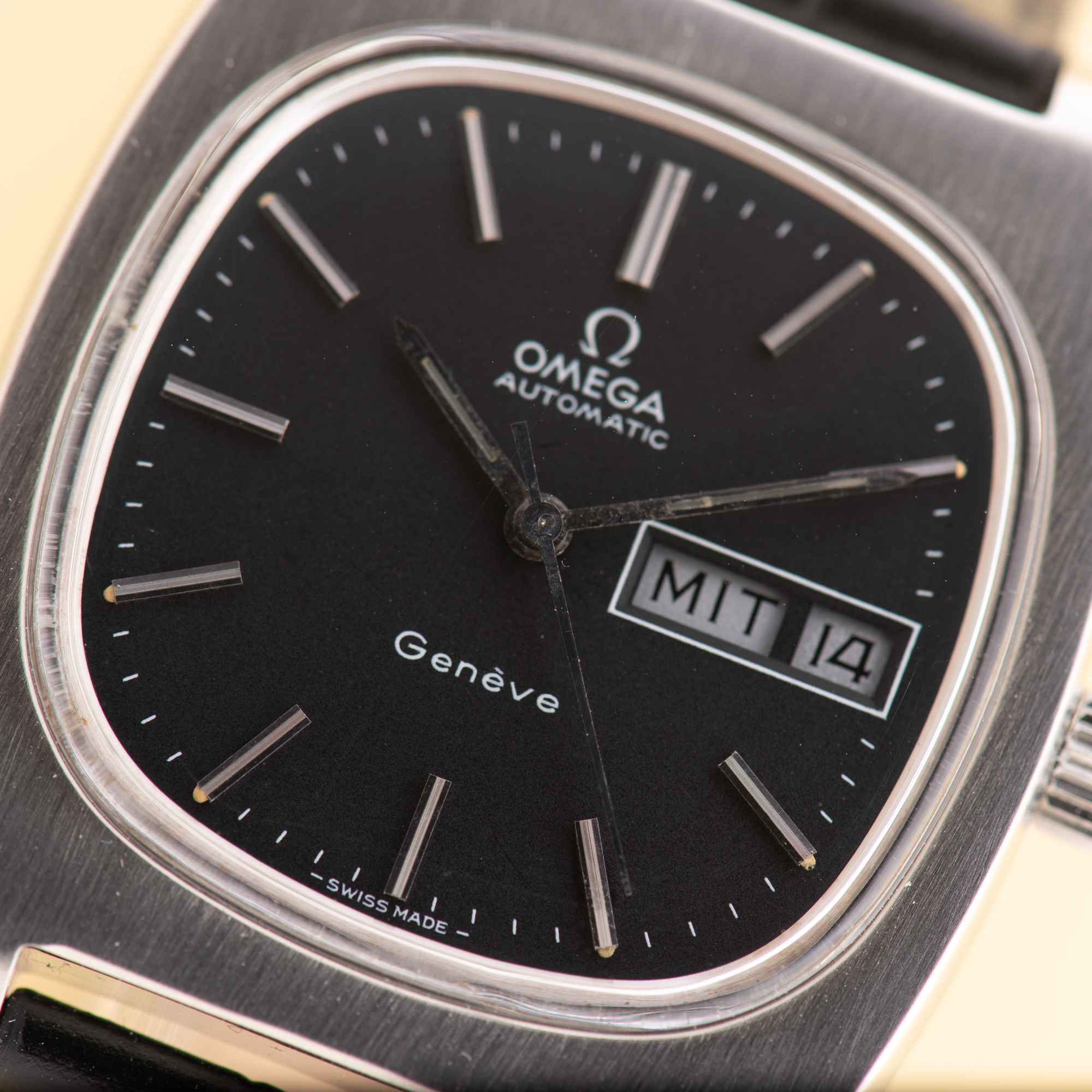Vue de Omega Genève Automatic Day Date Matt Black from 1974 Réf 166.0188