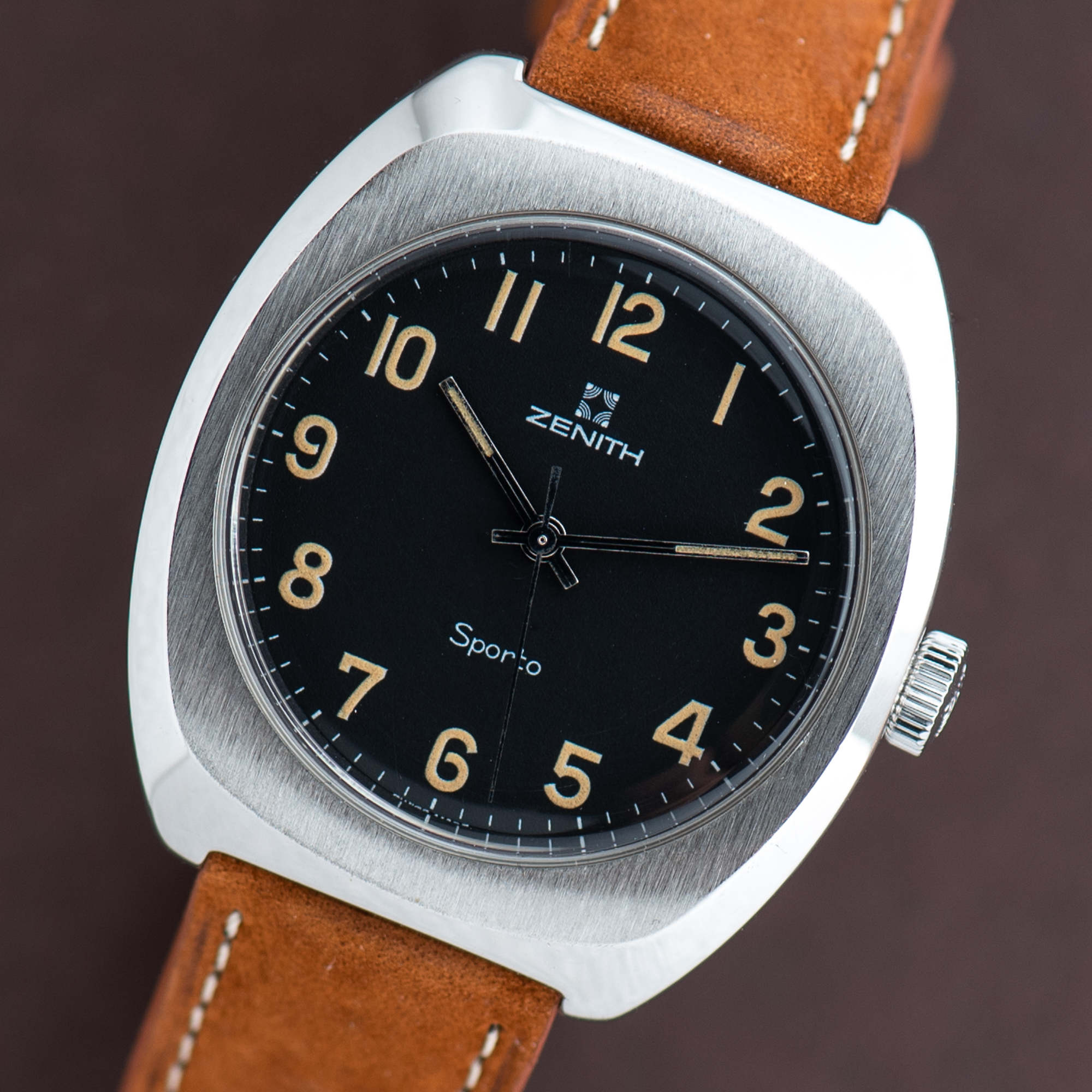 Zicht op Zenith Sporto Mat Black Tritium Dial Réf 01 1496 360