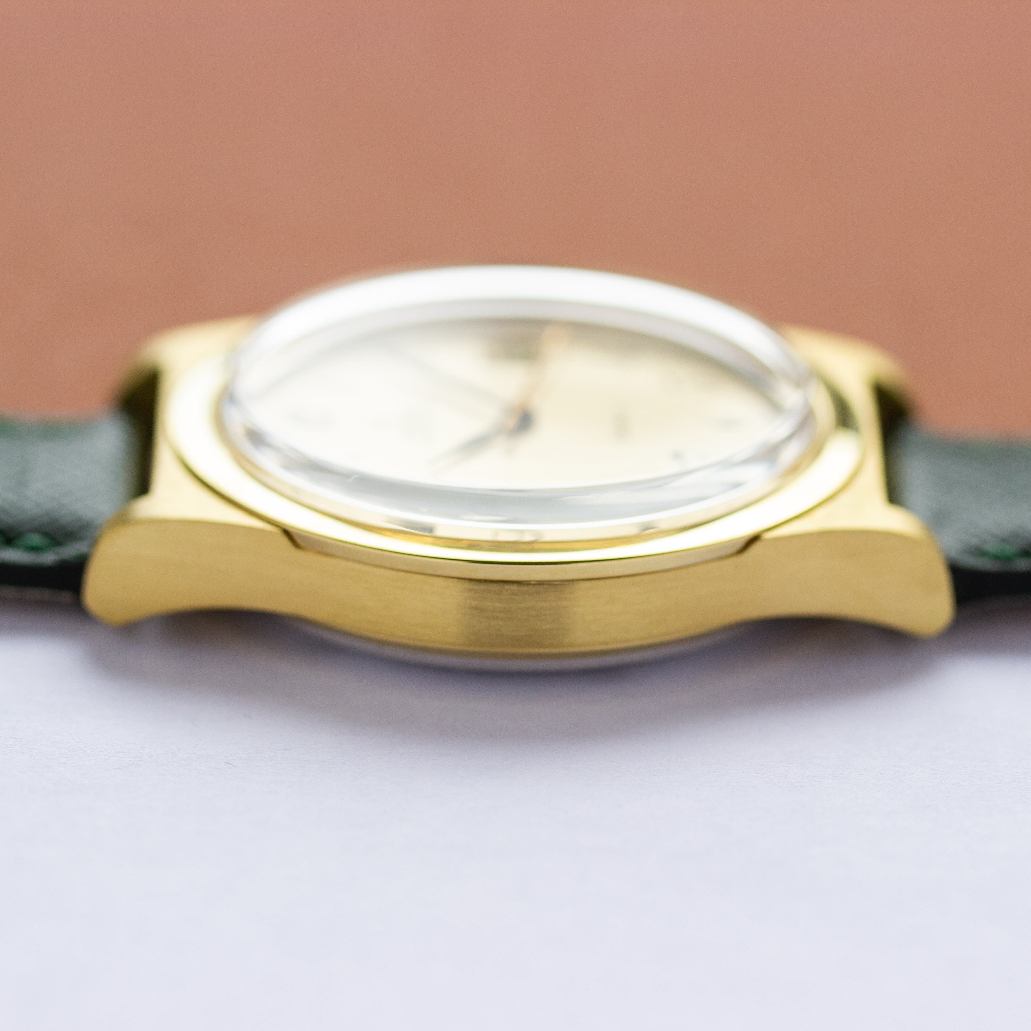 Zicht op Omega Genève Automatic Date Bréguet dial Ref 166.068 uit 1973
