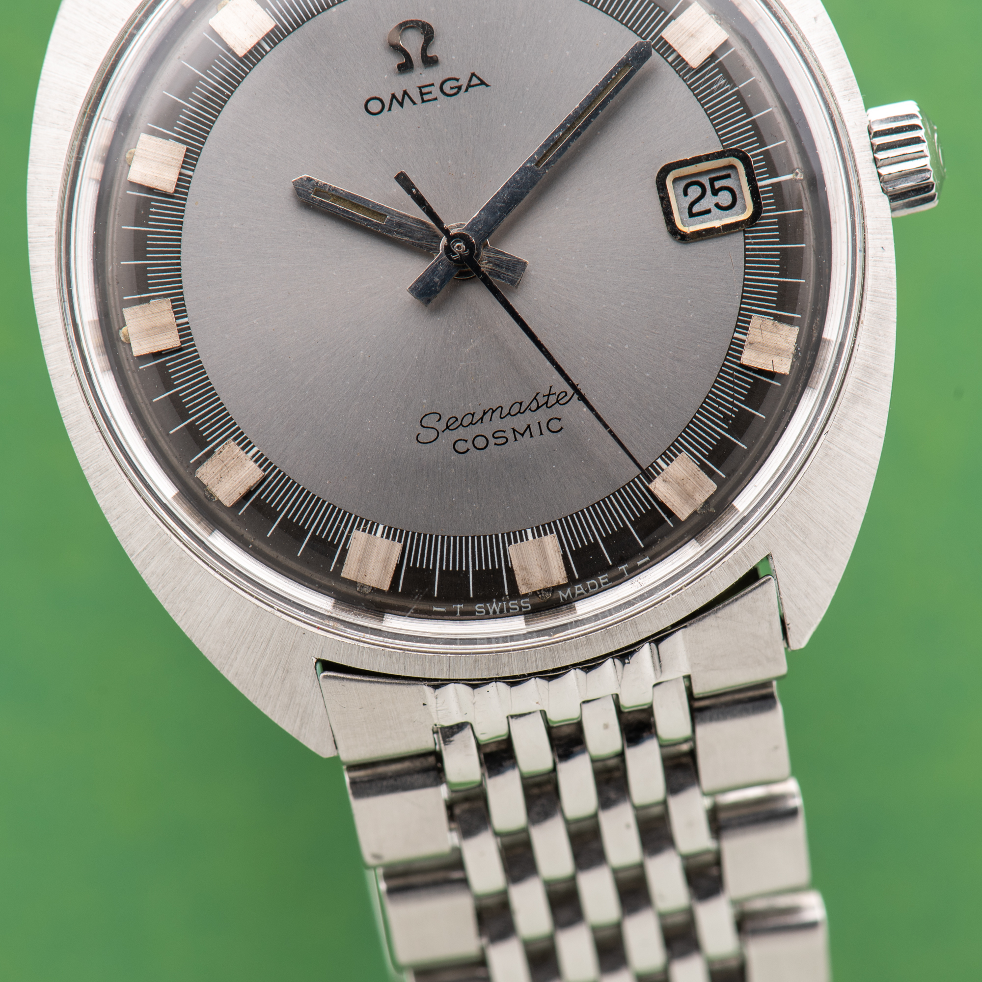 Vue de Omega Seamaster Cosmic Grey Date Beads of Rice Réf 136.017
