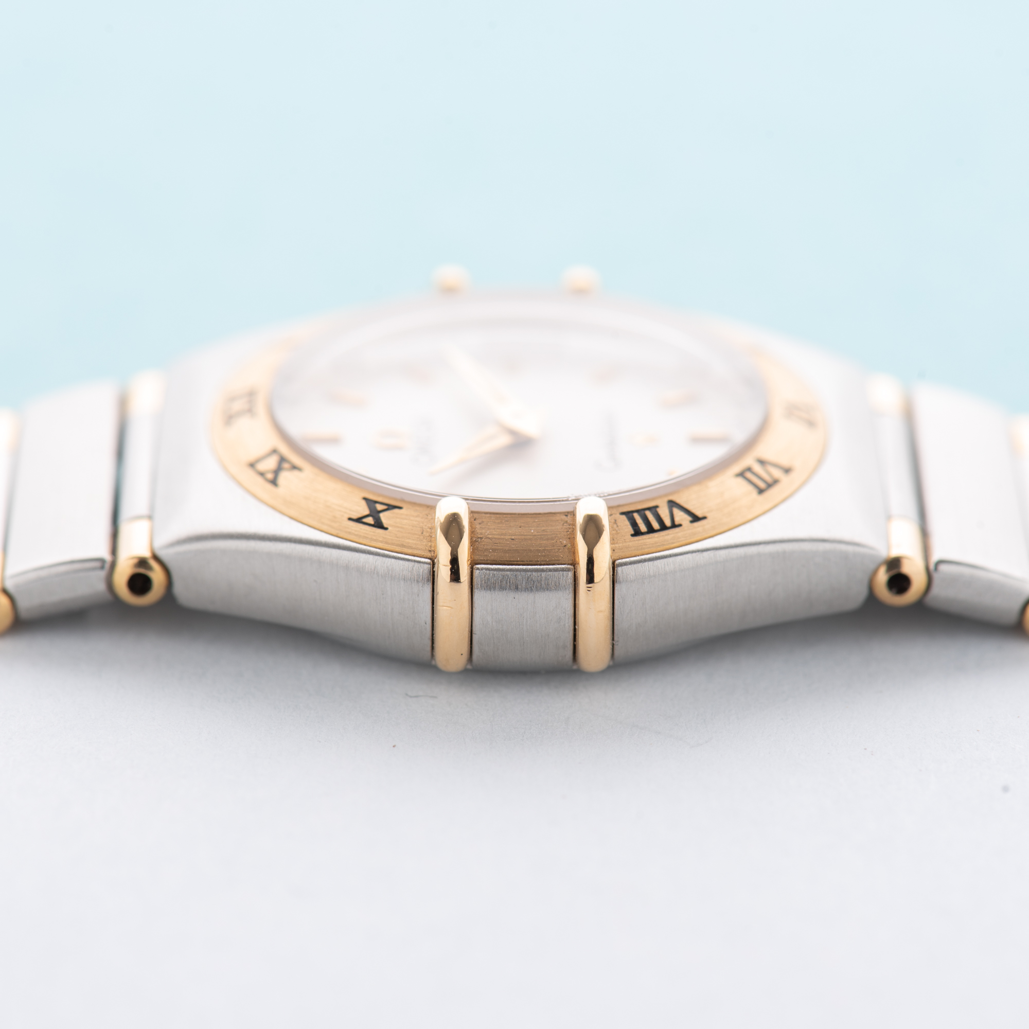 Vue de Omega Constellation Half Gold Bar 18K Lady Quartz Réf 795.1203