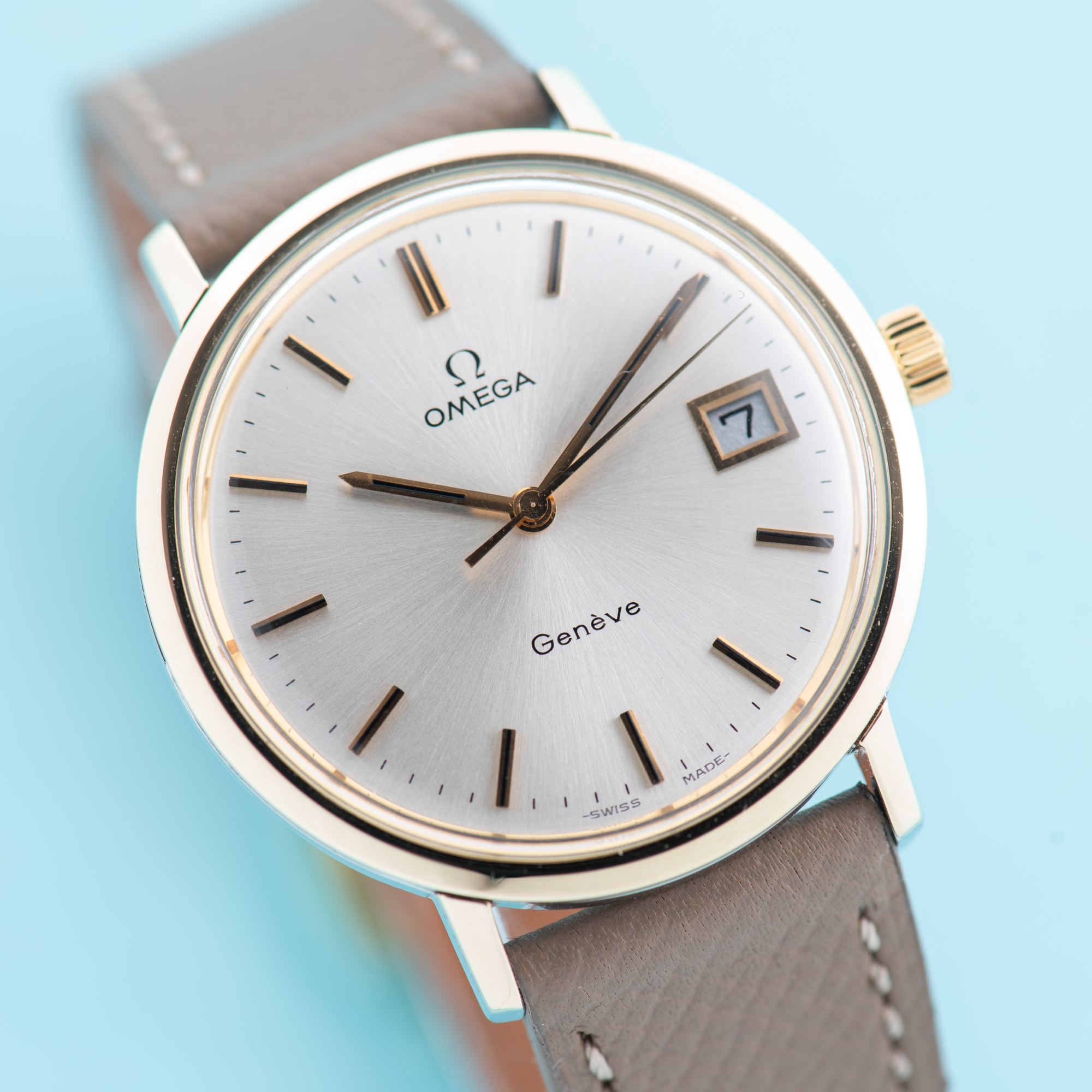 Vue de Omega Genève Date Gold Steel Rare Monoblock Réf 136.9020