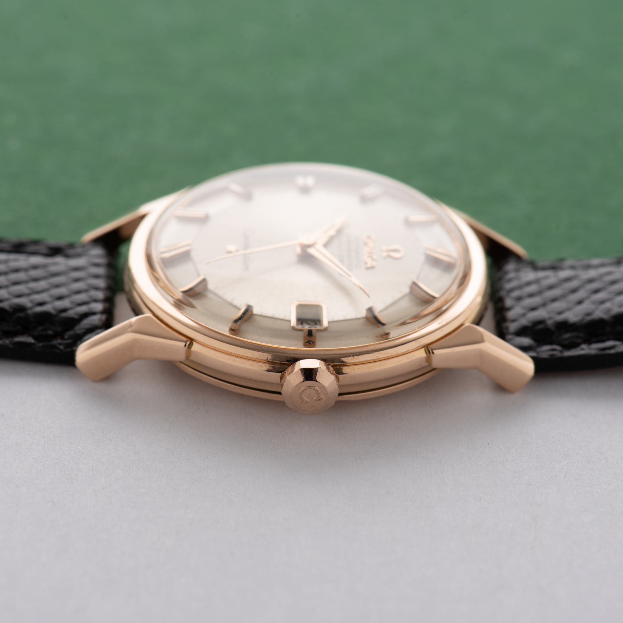 Vue de Omega Constellation Pie Pan 18K Gold Rosé Dog Leg Automatic 1964 Réf 168.005