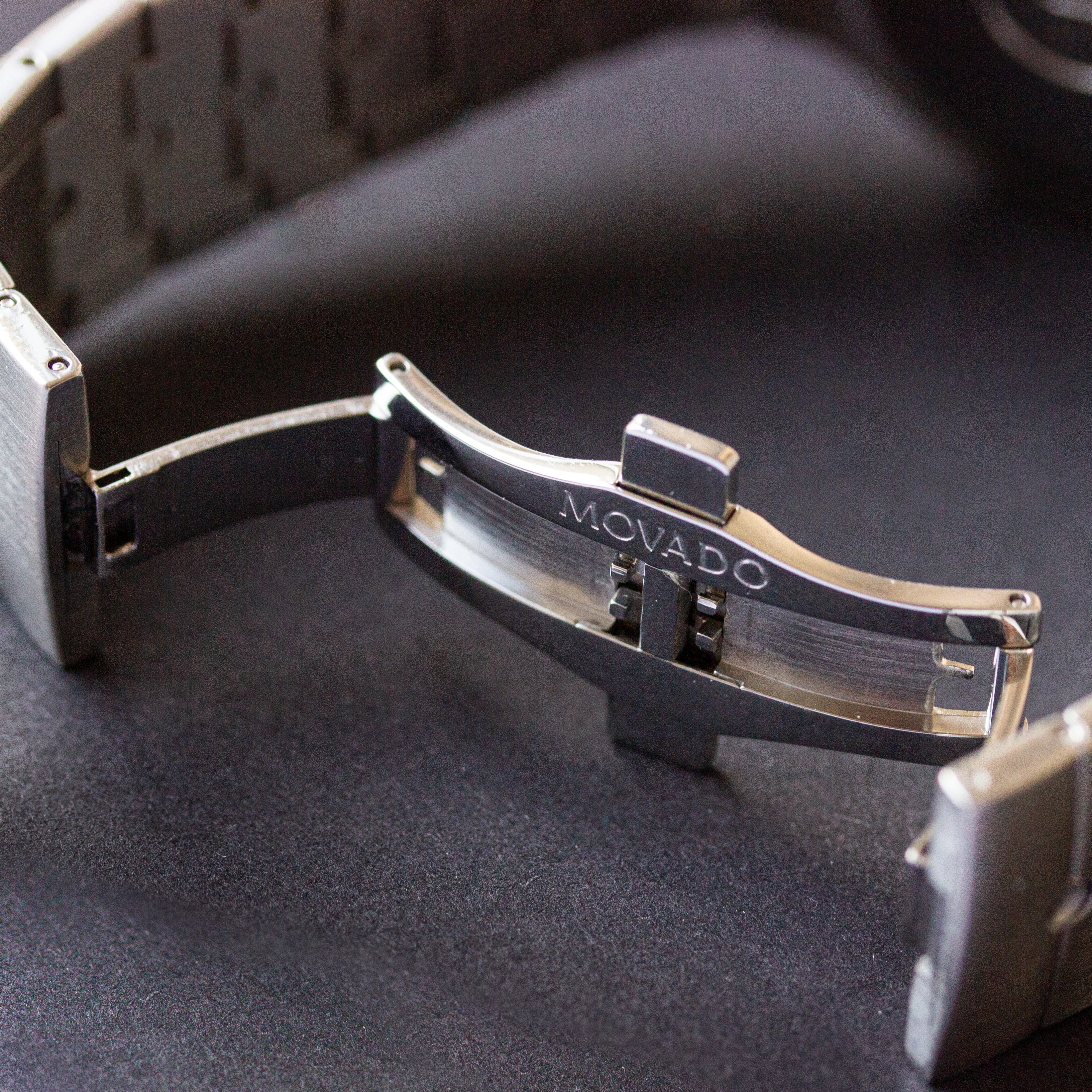 Zicht op Movado Sports Edition SE Black Mirror Museum dial