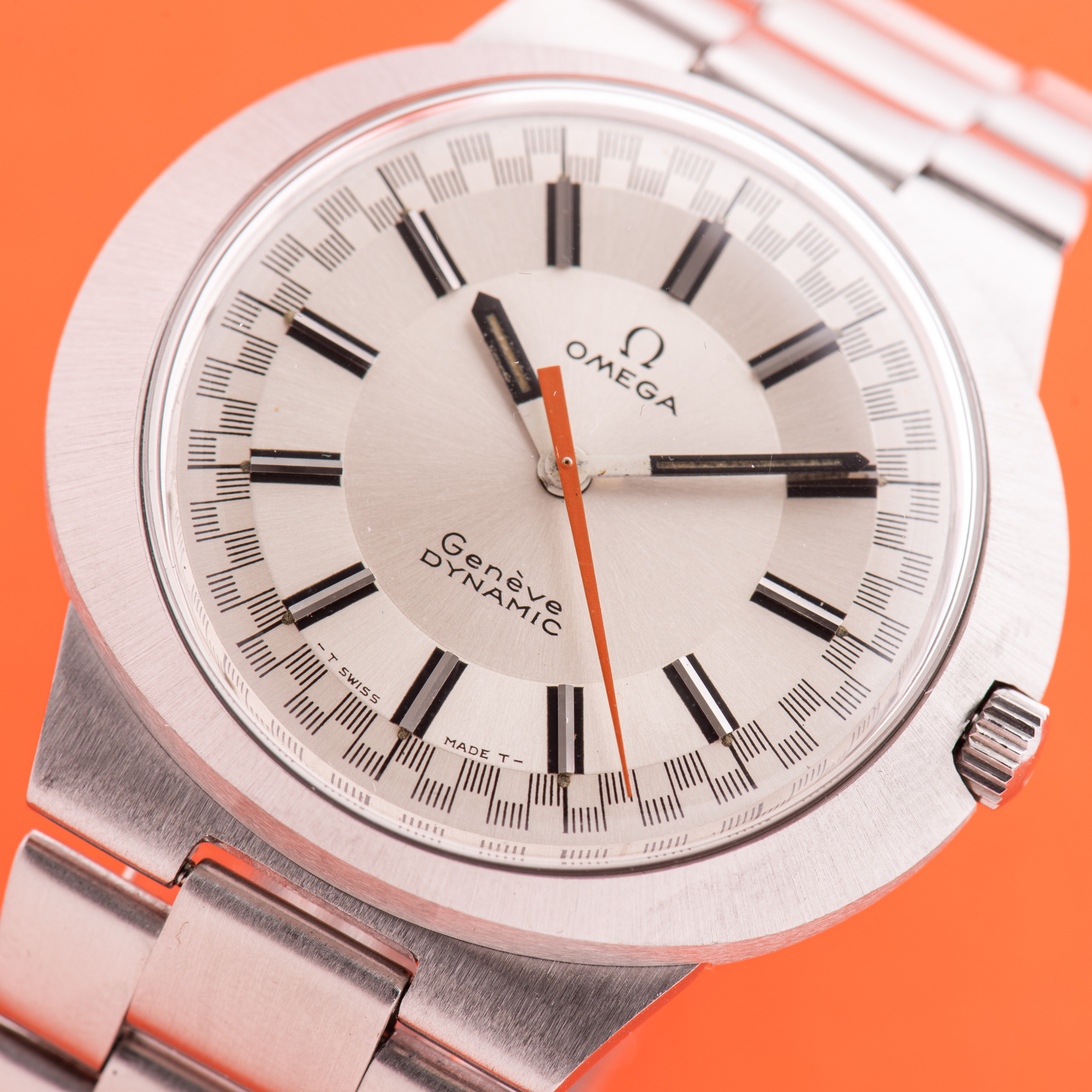 Vue de Omega Genève Dynamic Racing White Dial Réf 135.033