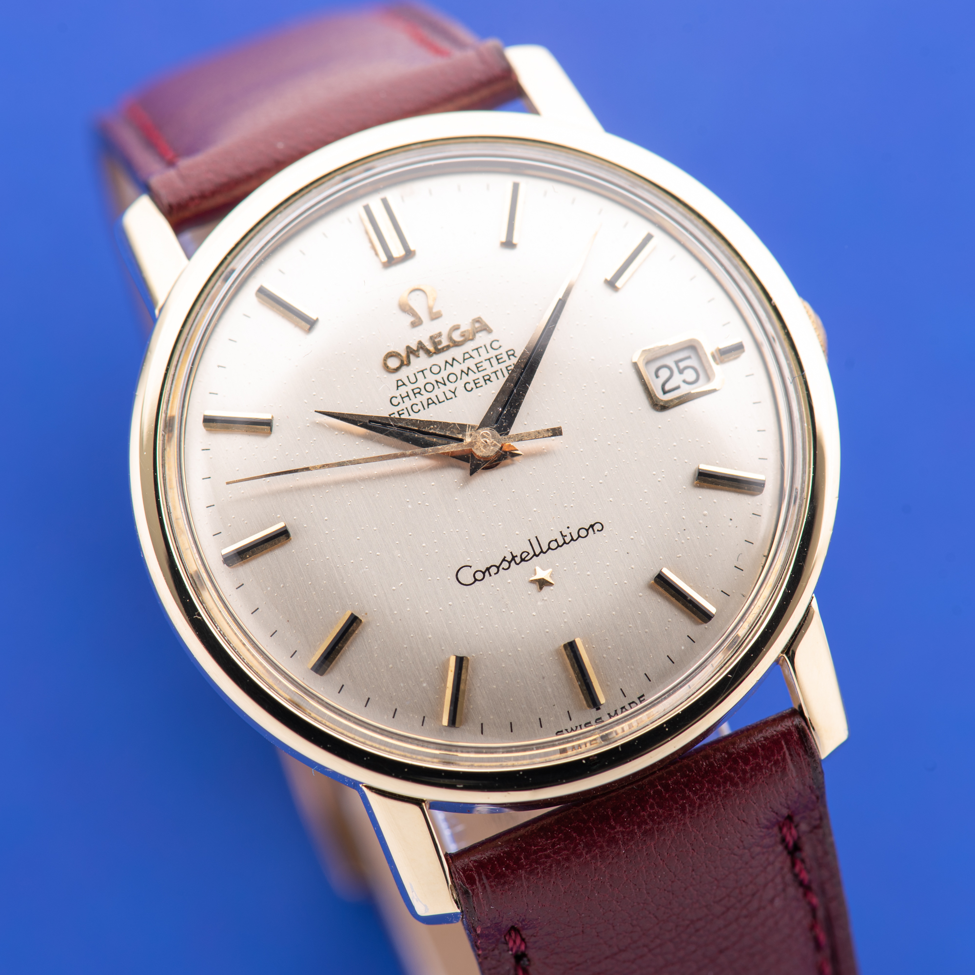 Zicht op Omega Constellation Automatic Hidden Crown from 1966 Réf 168.010