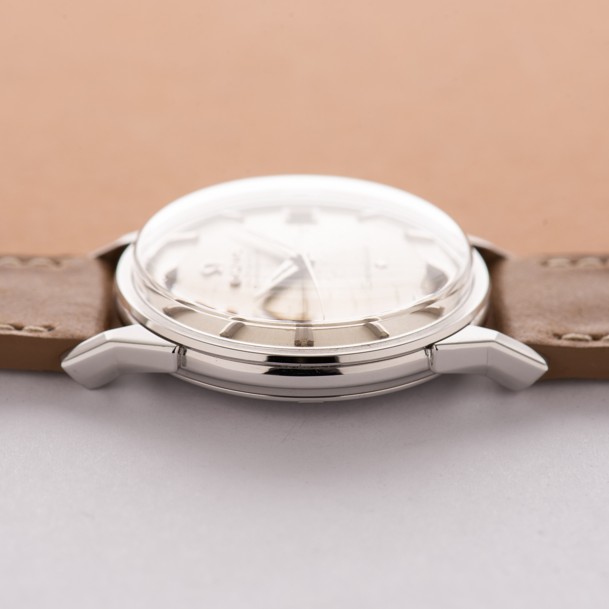 Zicht op Omega Constellation Calendar Pie Pan Patina Crosshair Hondenpoot Automatic 1962 Ref