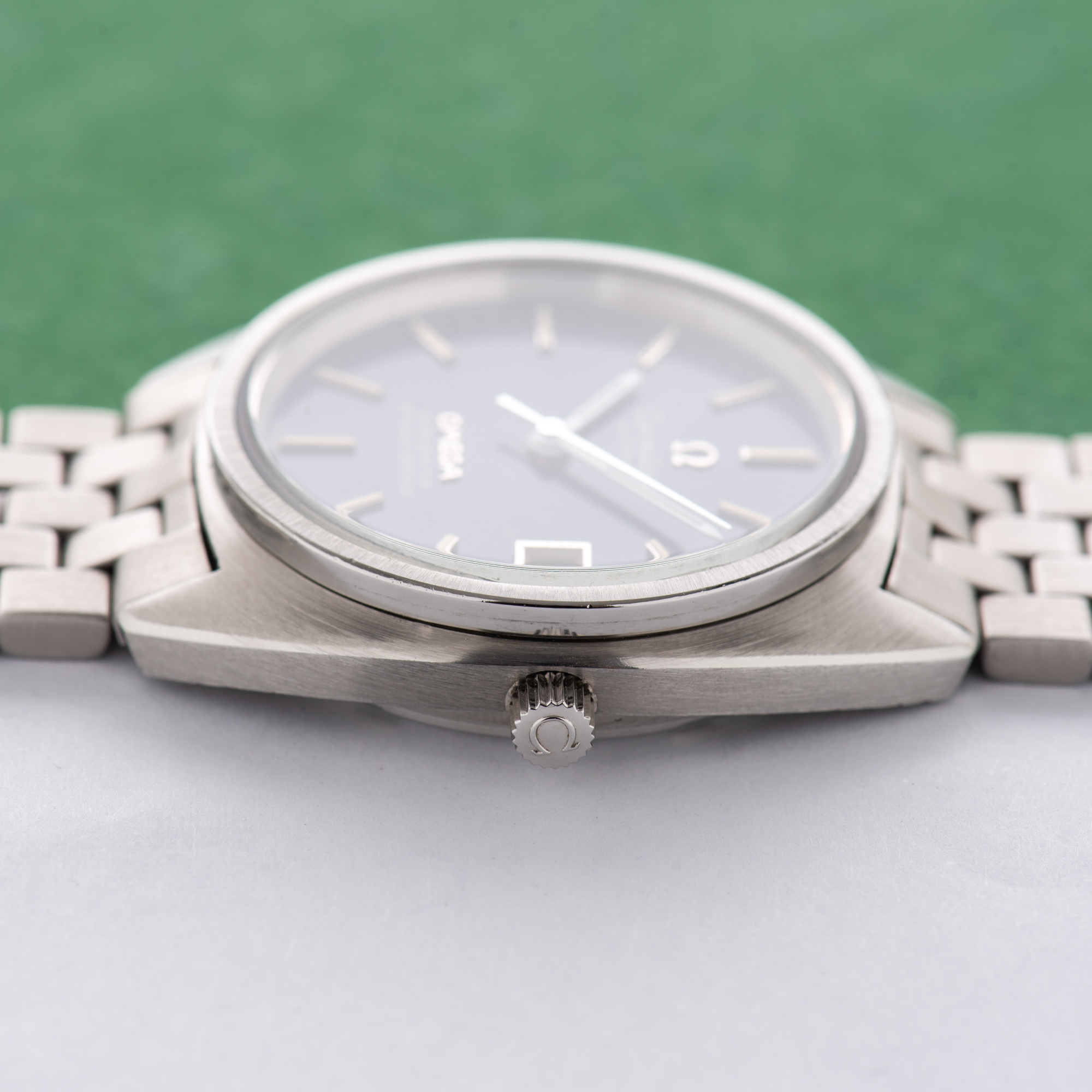 Zicht op Omega Constellation C Shape Japan Market JDM Blue Dial vanaf 1971 Ref 168.0056