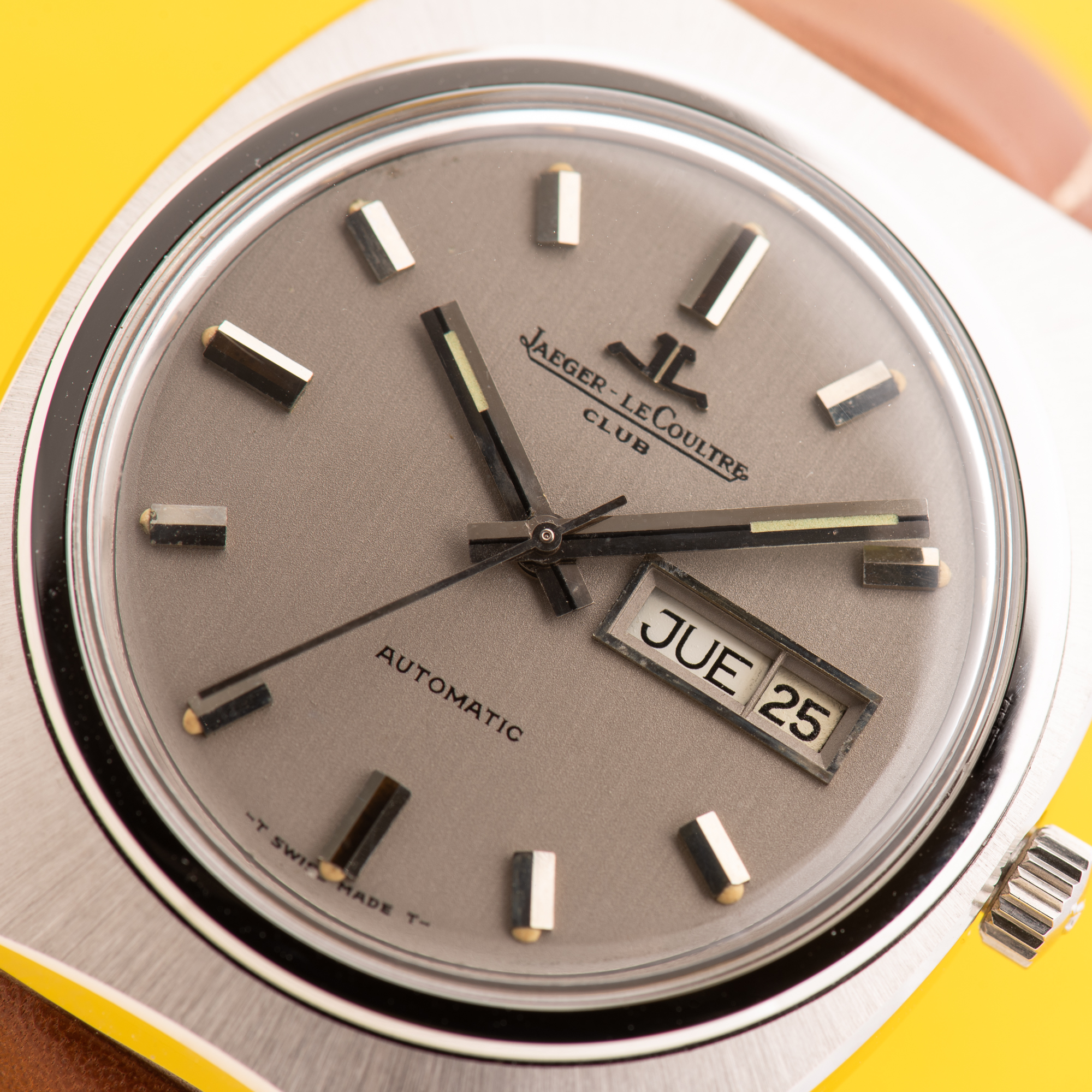 Vue de Jaeger LeCoultre Club Automatic Day Date Acier Réf E0300505