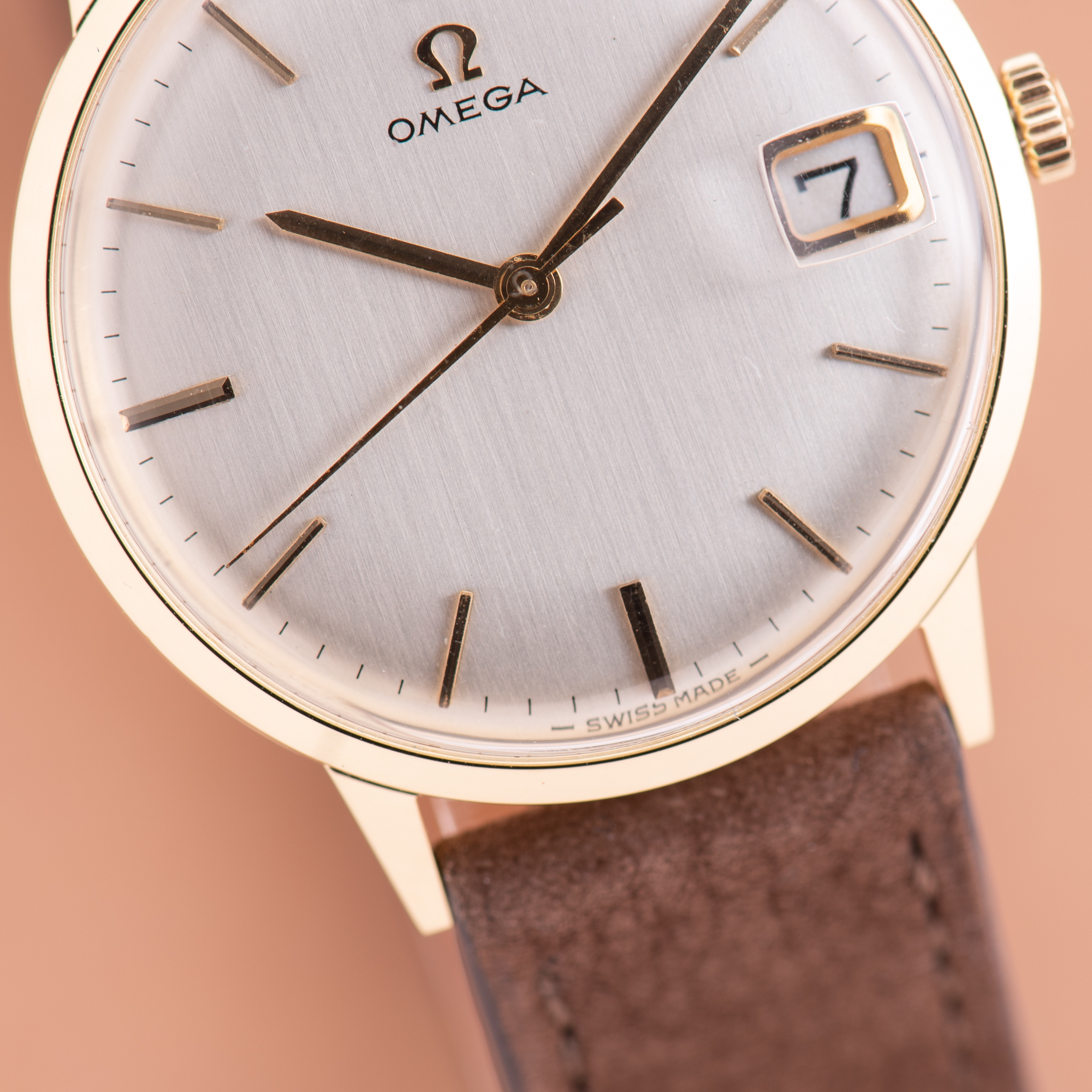 Vue de Omega Dress Watch Date 18K Yellow Gold from 1966 Réf 132.041