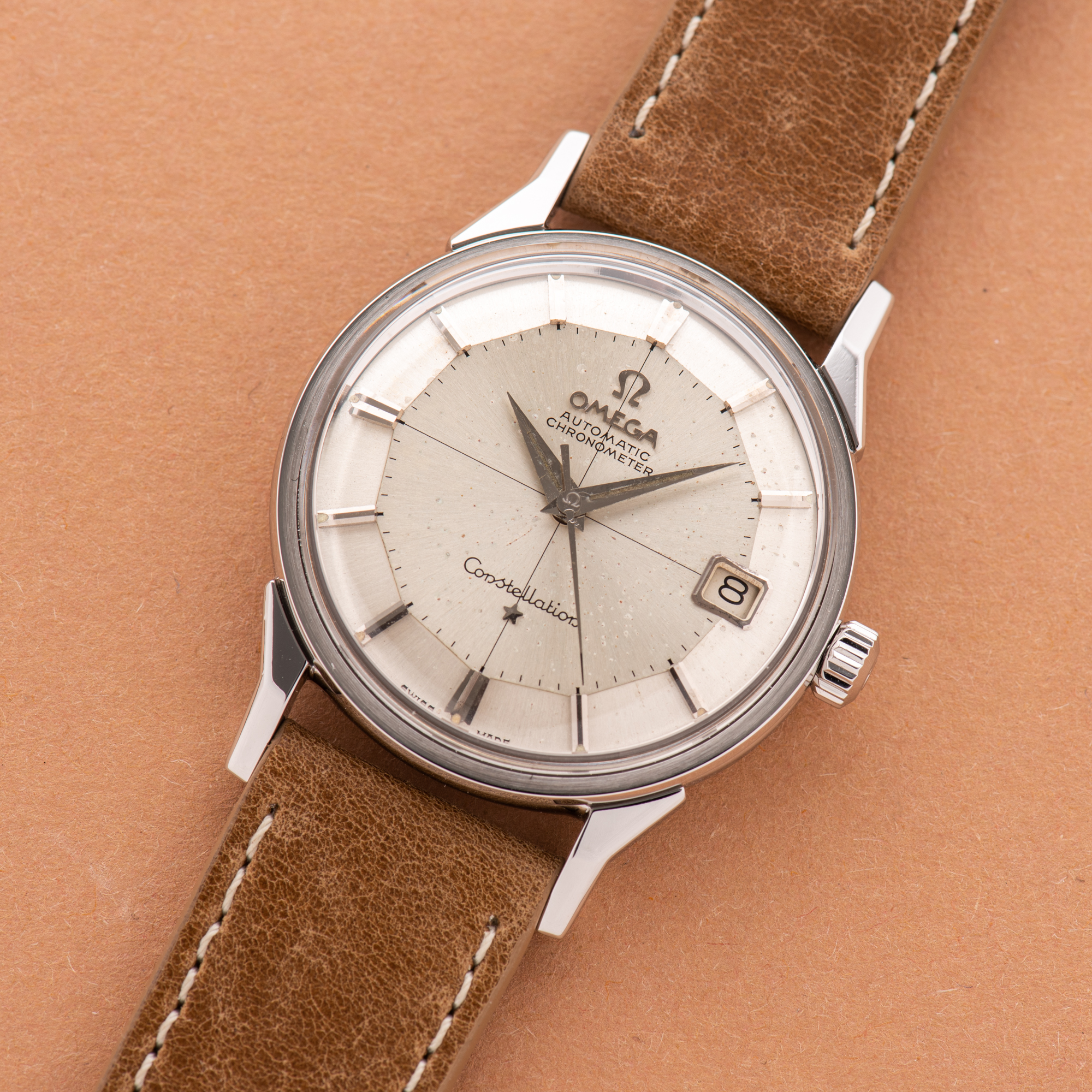 Zicht op Omega Constellation Calendar Pie Pan Patina Crosshair Hondenpoot Automatic 1962 Ref