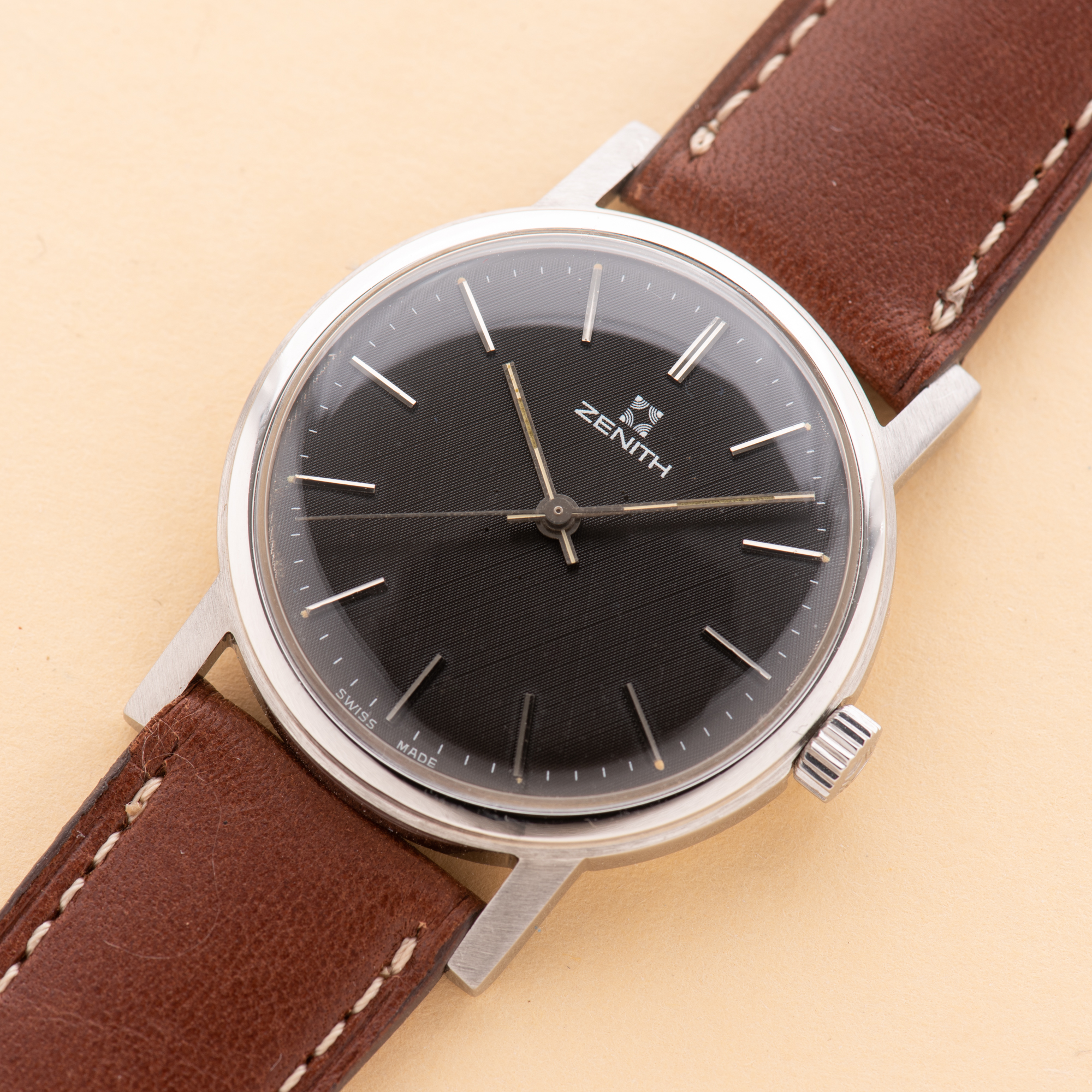 Vue de Zenith Surf Dress Watch Centre Seconds Black linnen dial Textured Réf 01.1620.36
