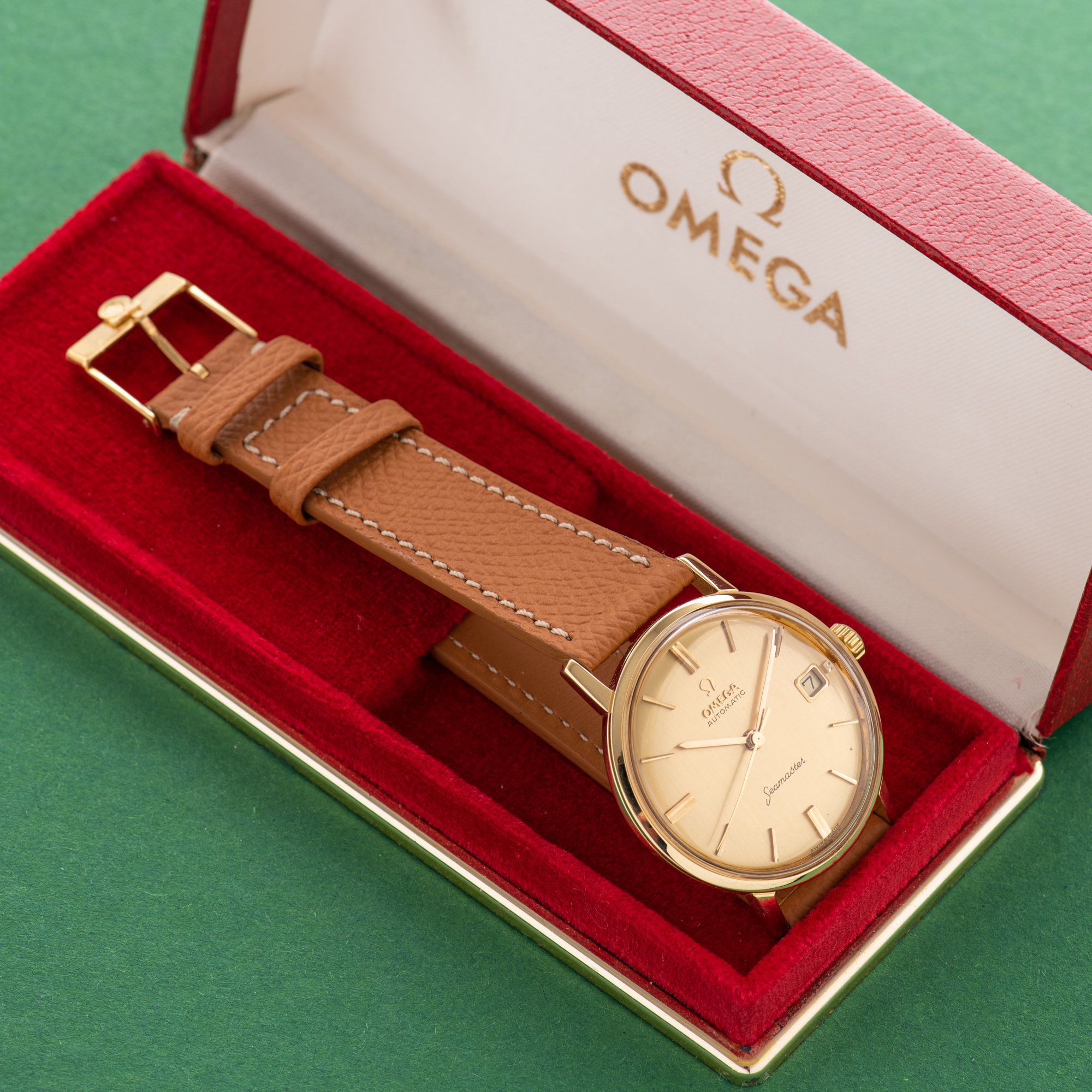 Zicht op Omega Seamaster 'Pre De Ville' Automatic OM Dial 18K from 1961 Réf 166.020