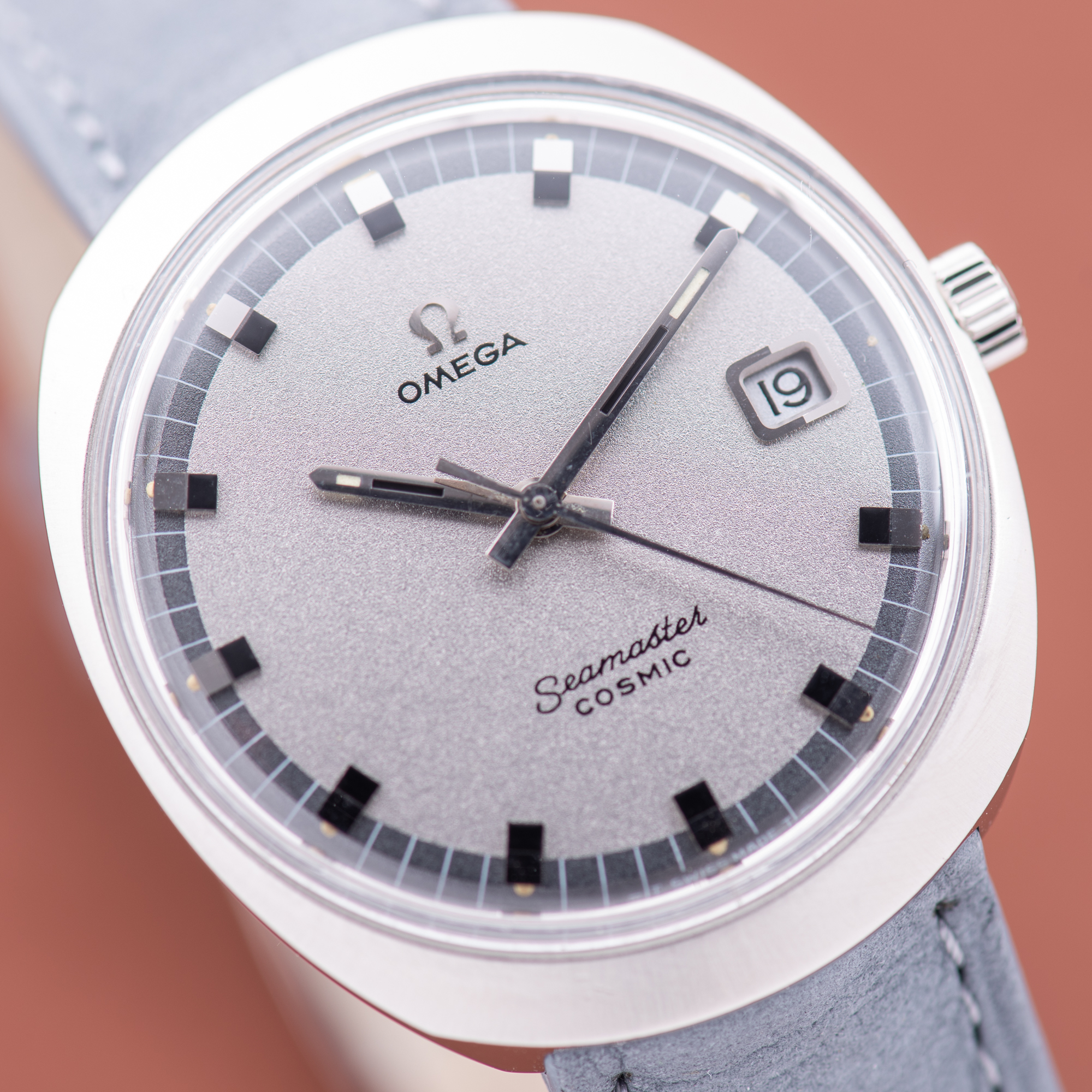 View of Omega Seamaster Cosmic Date Grey Dust Dial Réf 136.022