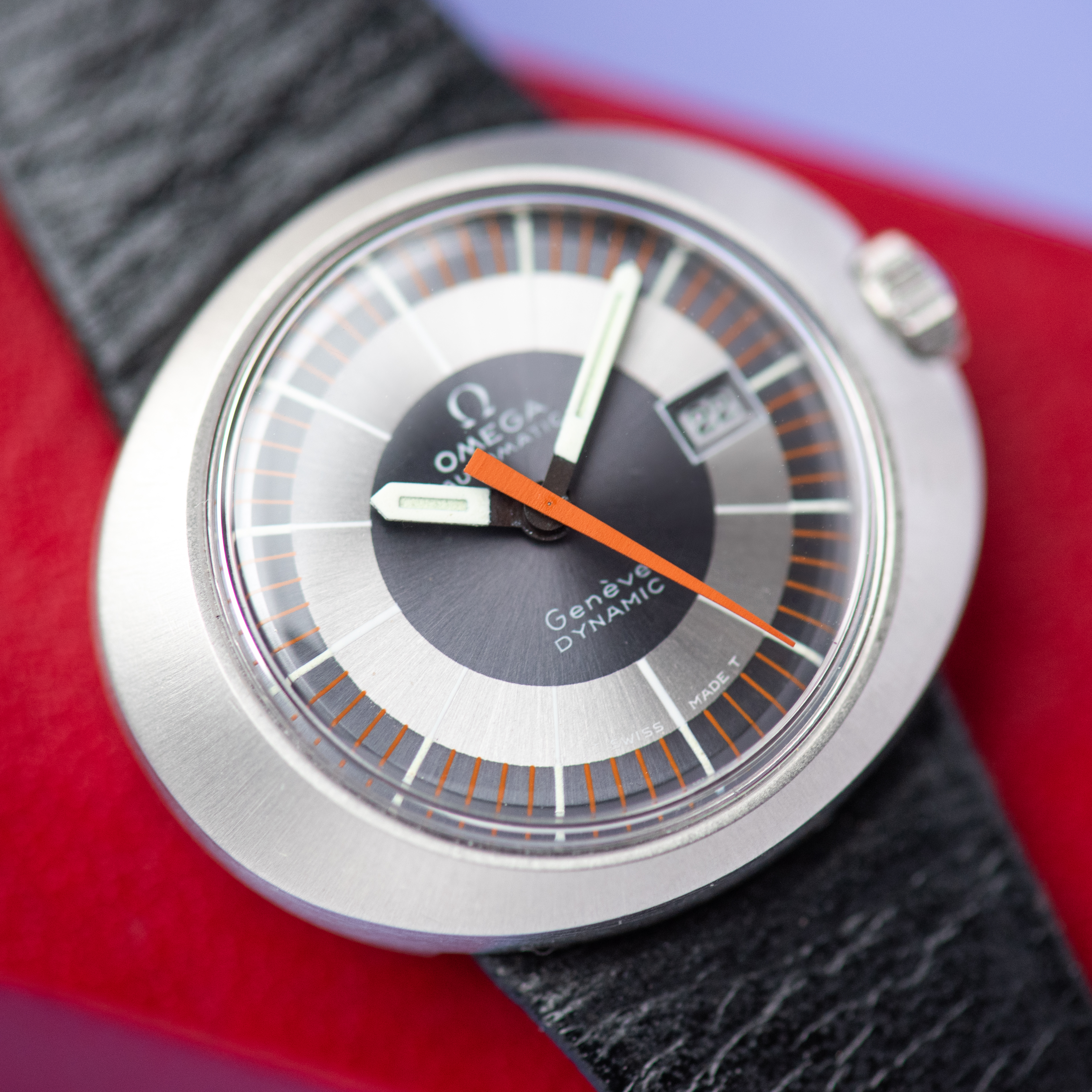 Zicht op Omega Genève Dynamic Date Blue Réf 566.015
