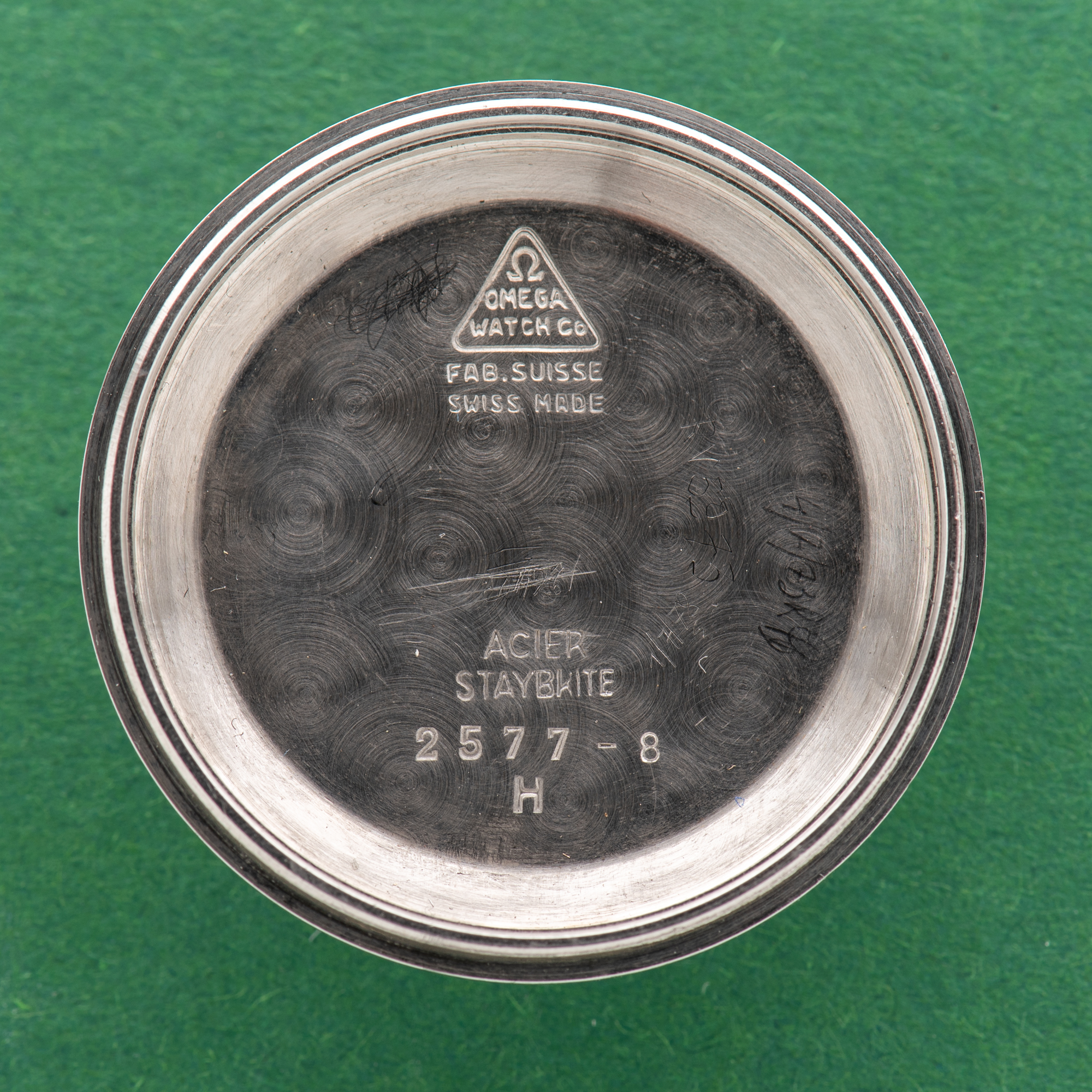 Vue de Omega Seamaster Automatic Bumper Beefy Lugs from 1951 Réf 2577