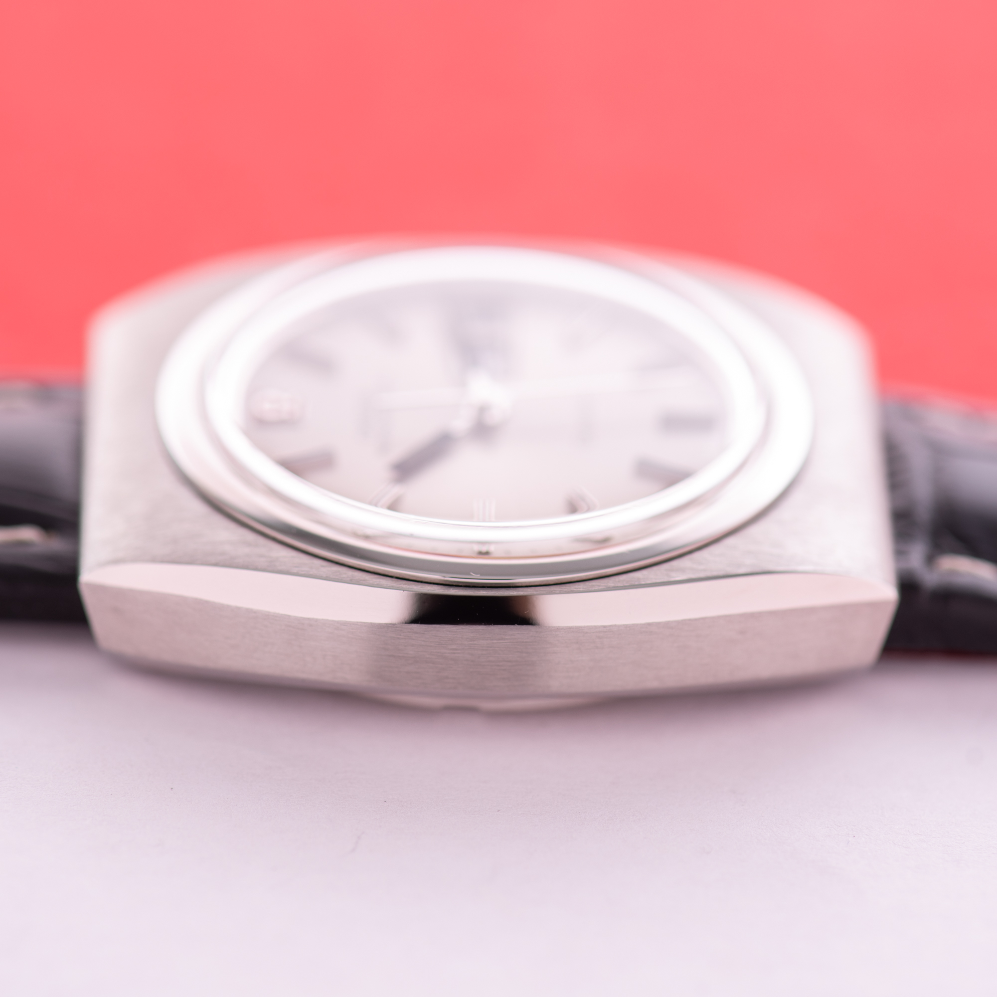 Vue de Omega Genève Megaquartz 32 KHz Day Date Réf 196.0030