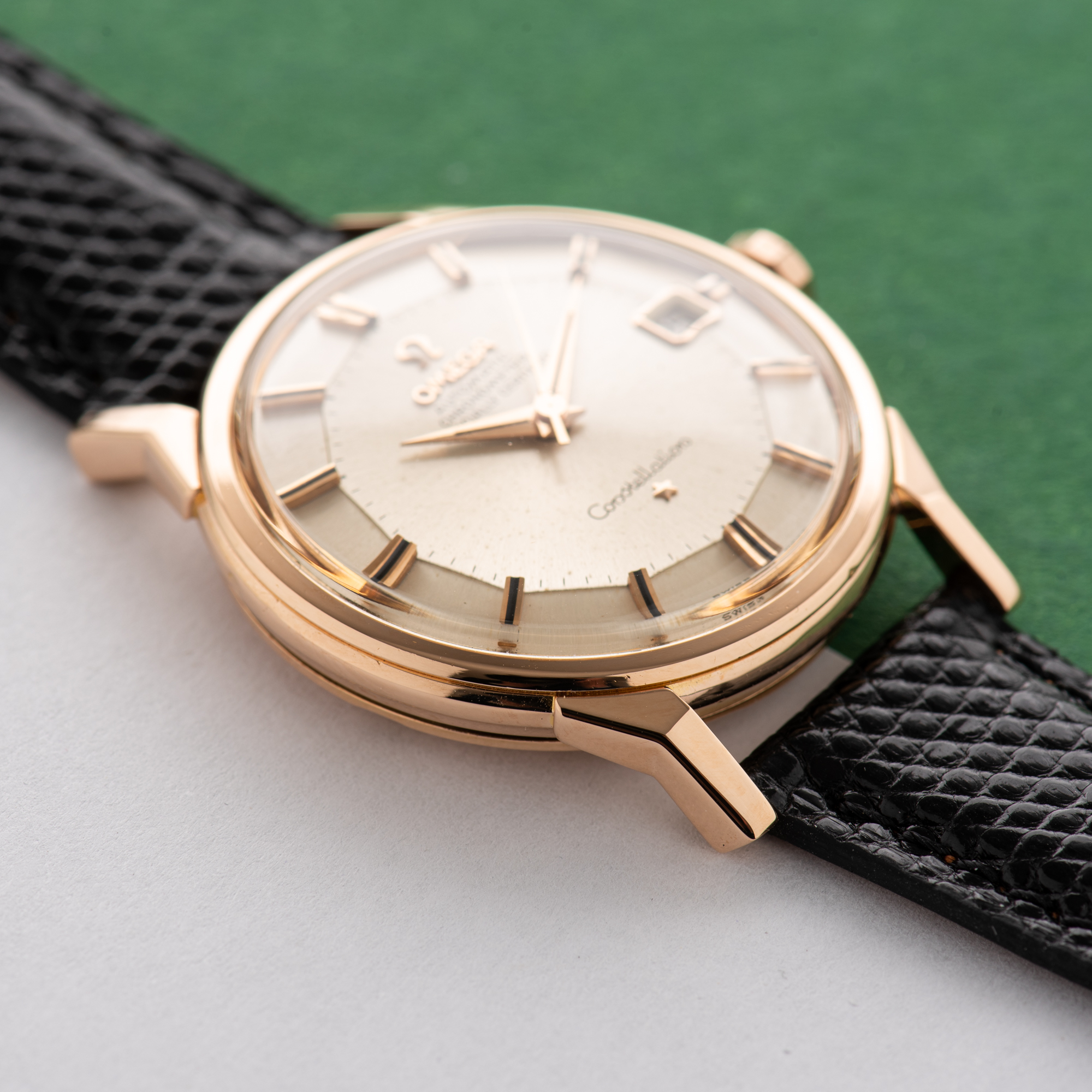 Vue de Omega Constellation Pie Pan 18K Gold Rosé Dog Leg Automatic 1964 Réf 168.005