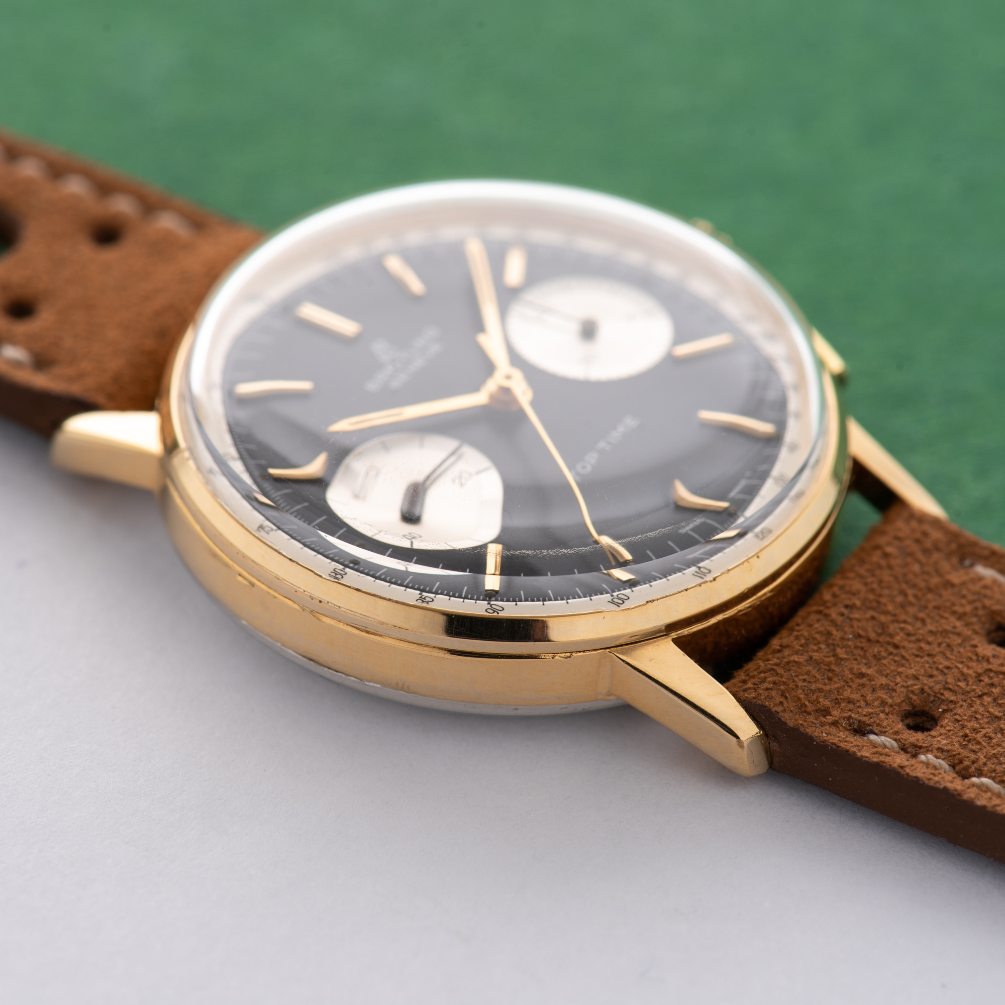 Zicht op Breitling Top Time Panda Chronograph Valjoux 7730 Ref 2003