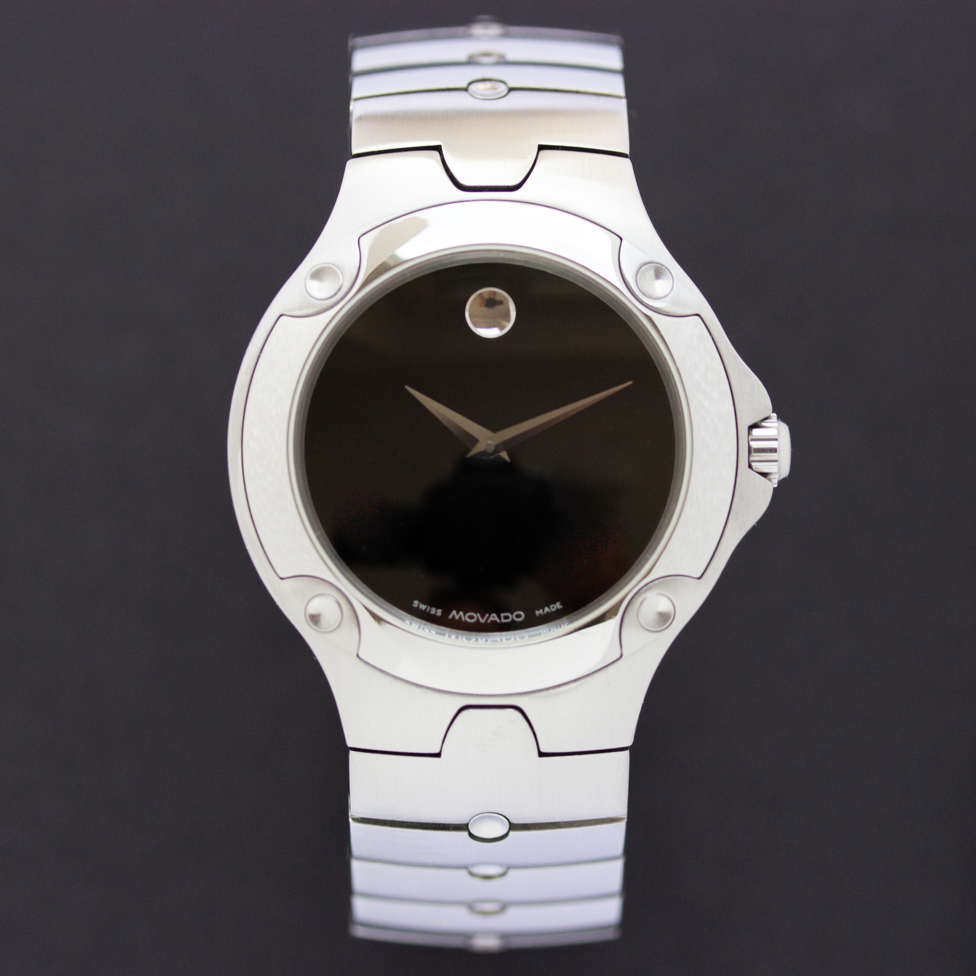 Zicht op Movado Sports Edition SE Black Mirror Museum dial
