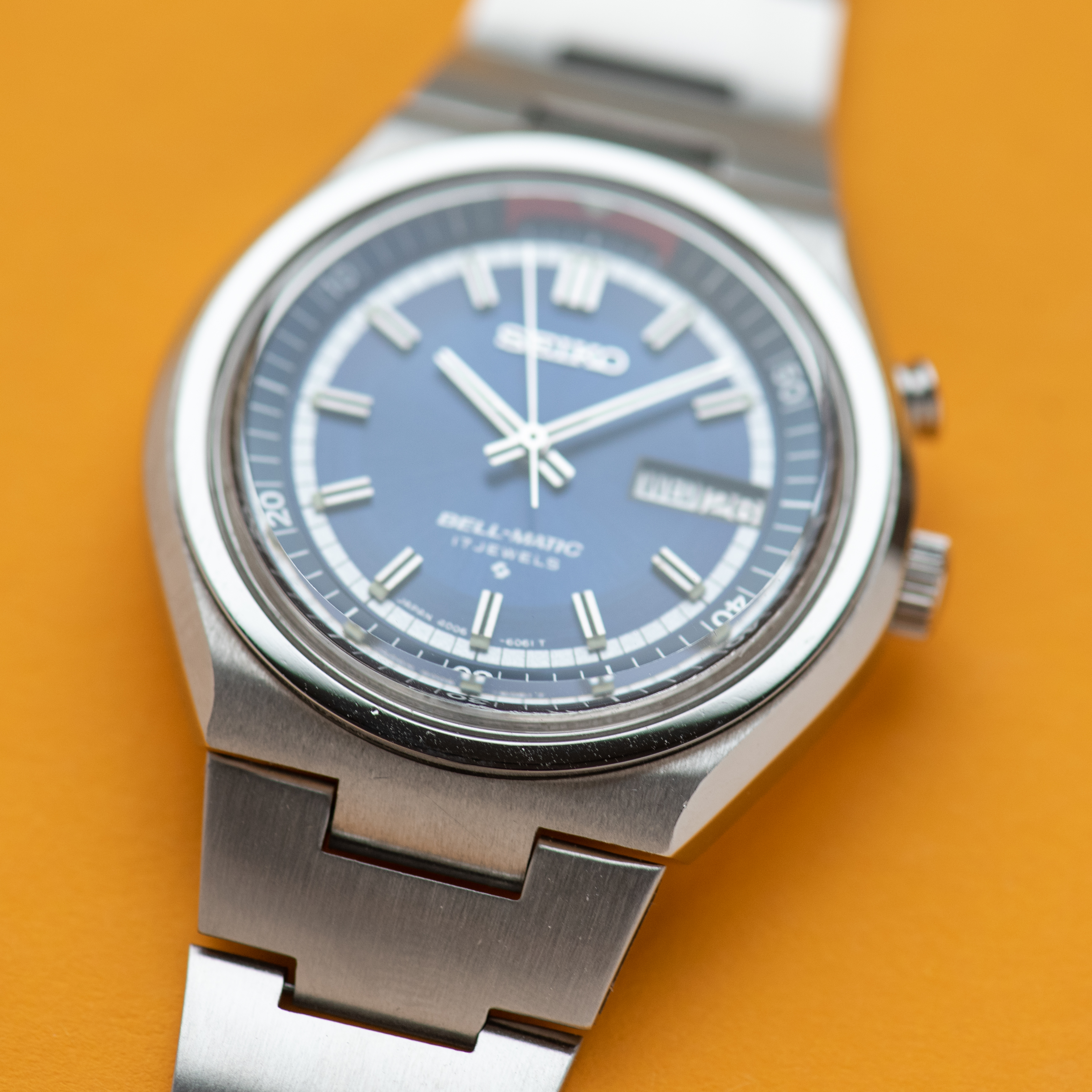 Vue de Seiko Bell-Matic Automatic 17 Jewels Day Date Alarm Réf 4006-6040