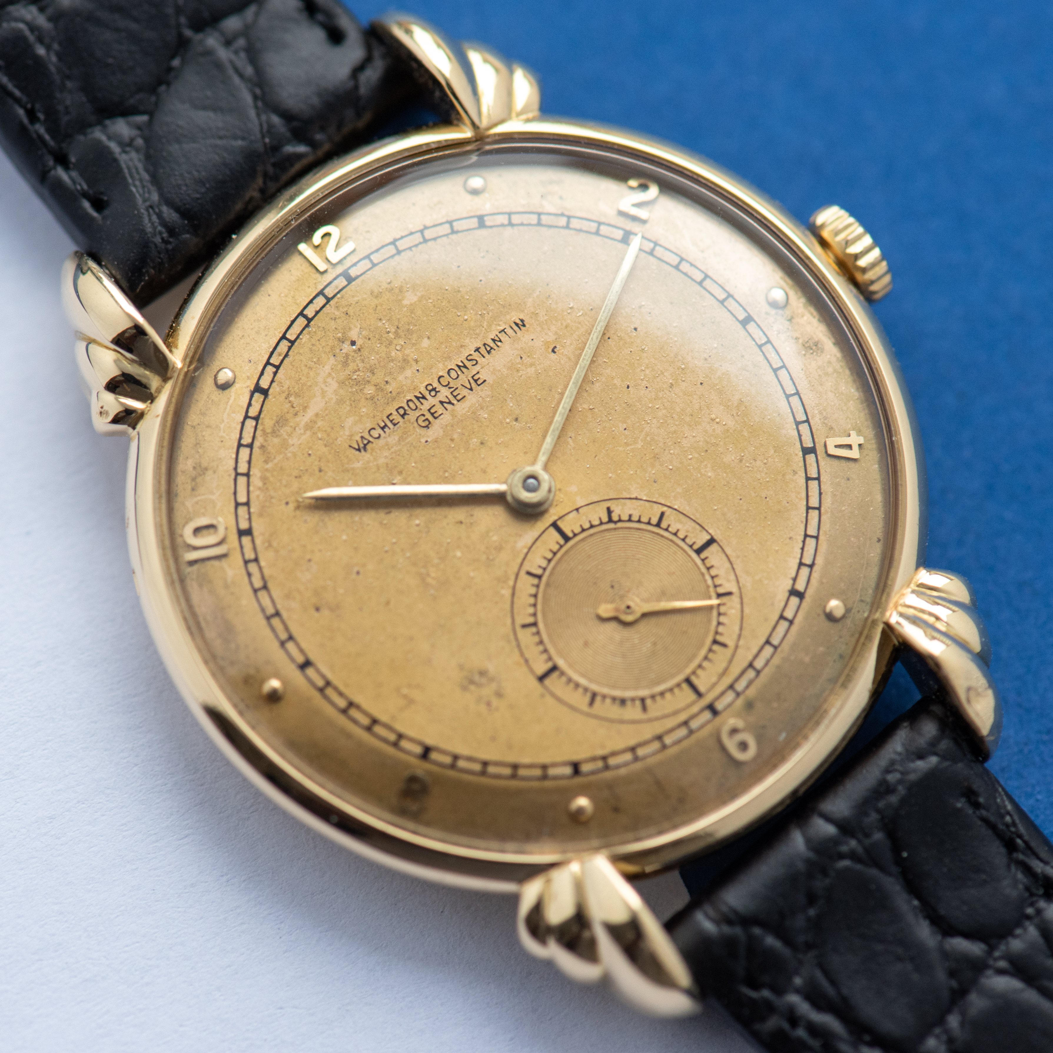 Vue de Vacheron Constantin Oversize Dress Watch Fancy Shell Teardrop Lugs Réf 4322 18K