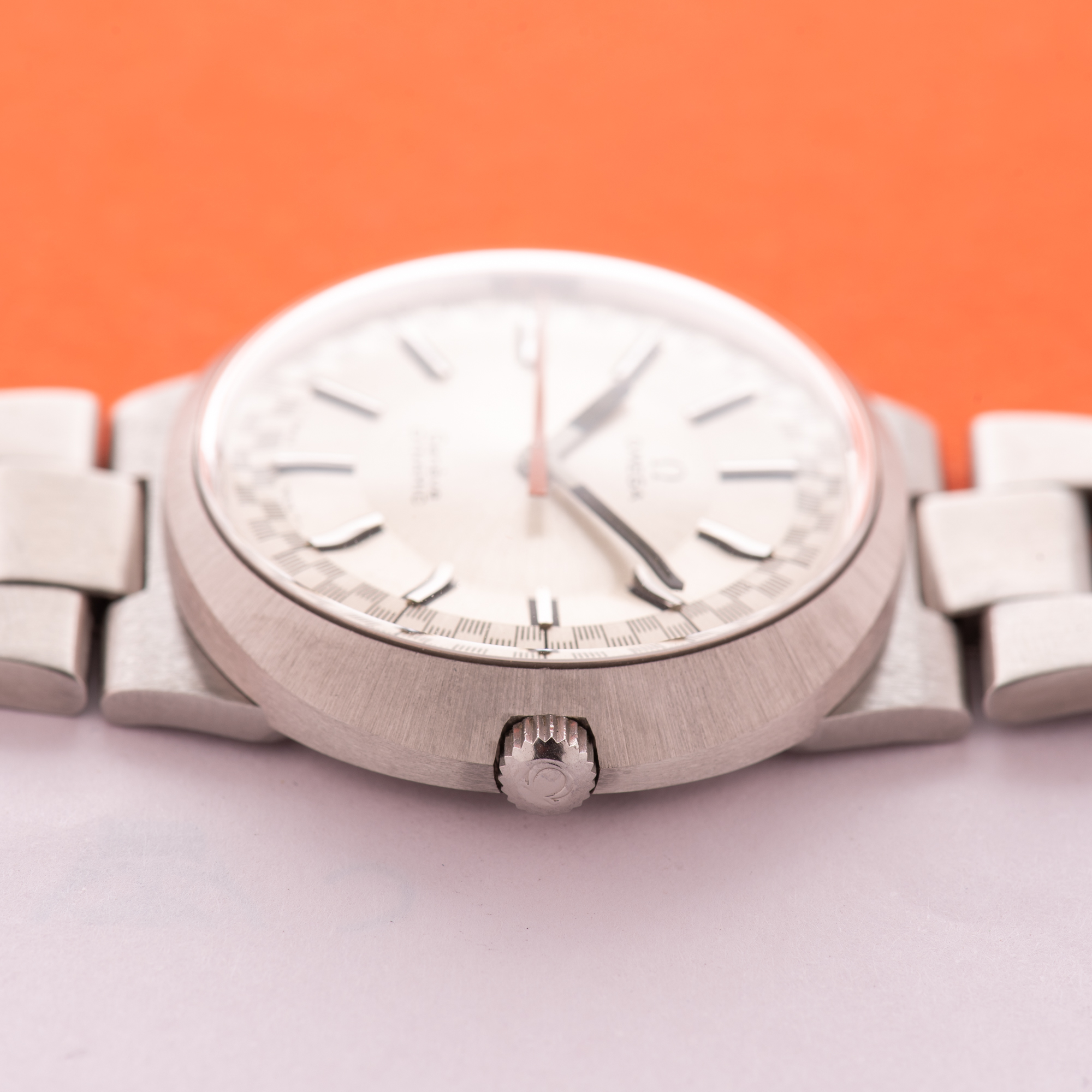 Vue de Omega Genève Dynamic Racing White Dial Réf 135.033