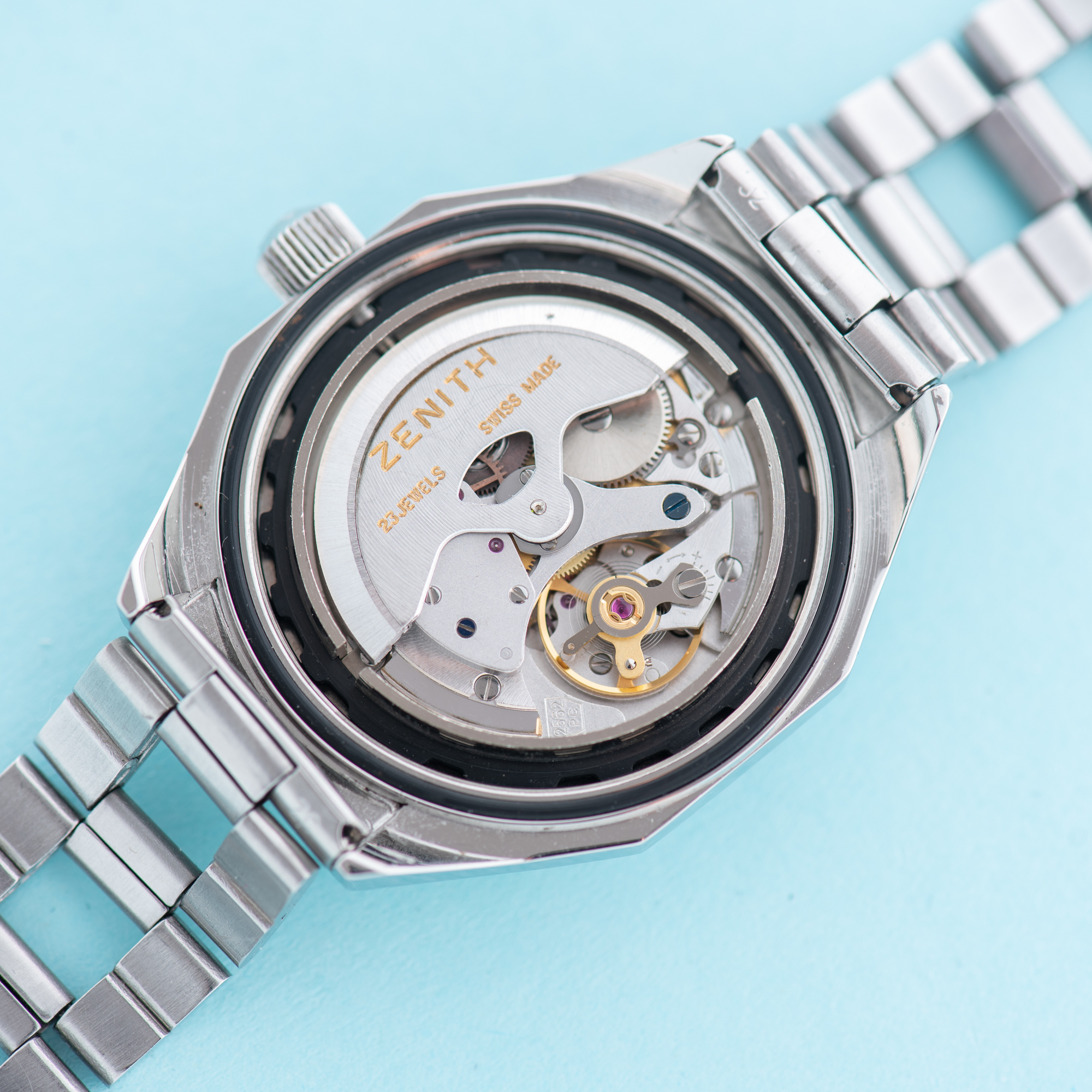 Zicht op Zenith Defy Automatic 28800 Cassaforte del Tempo Ref 01 0902 290
