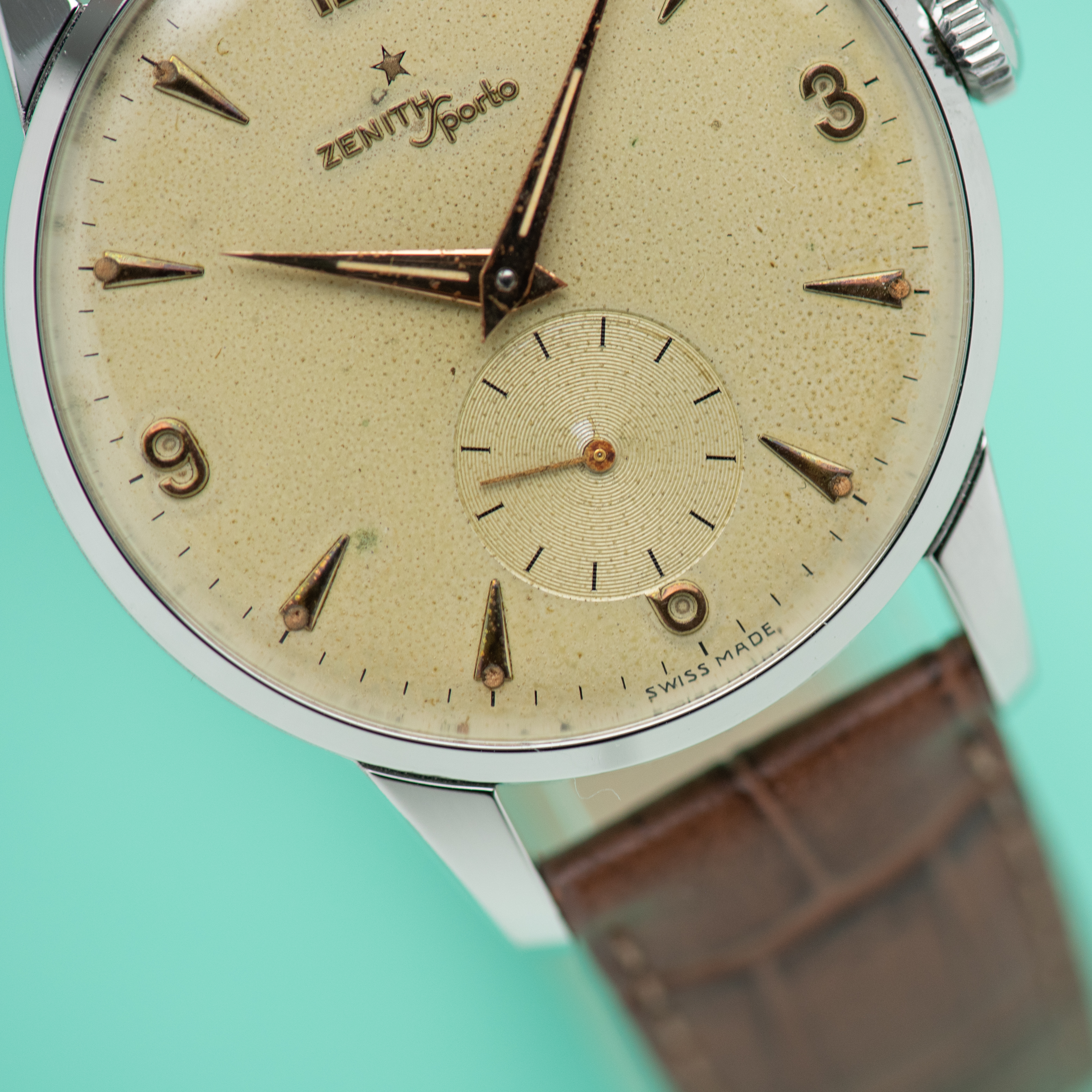 Zicht op Zenith Sporto Oversize Big Dress Watch Ref 9893 uit 1956