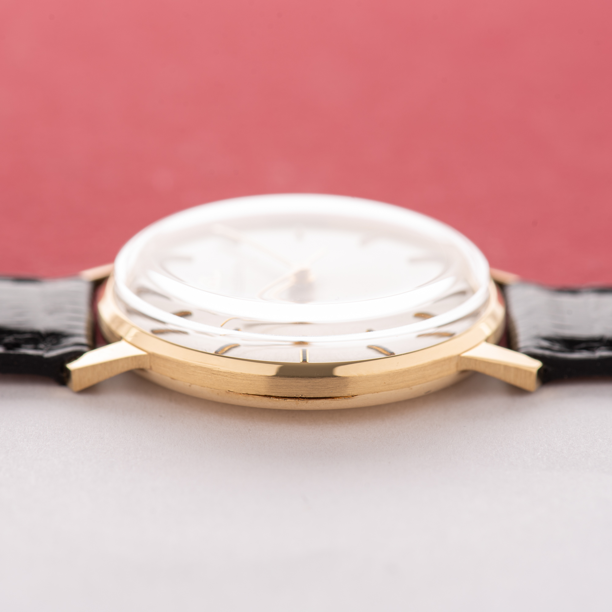 View of Jaeger LeCoultre Dress Watch Gold 18K Full Set from 1967 cal K885 Réf 21007
