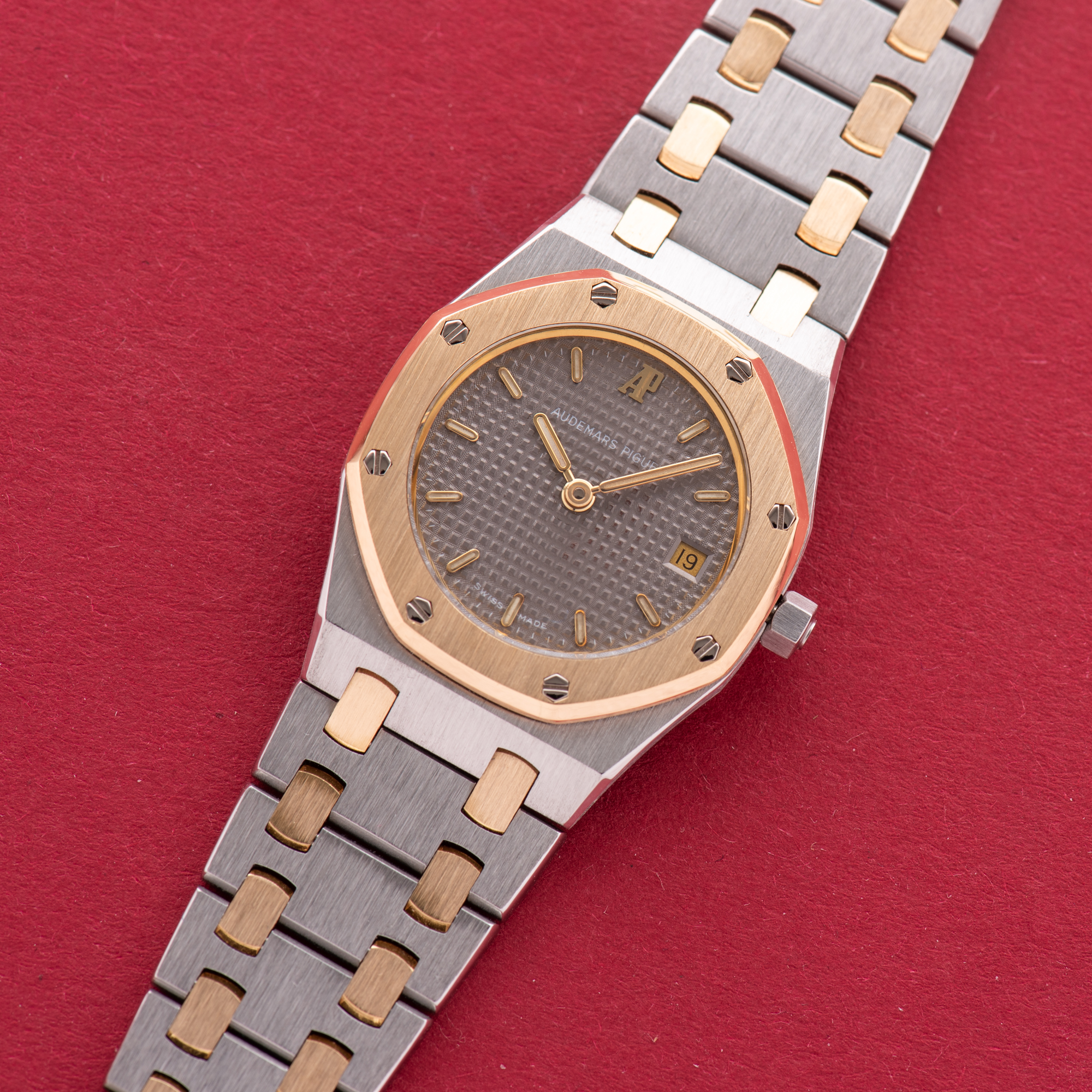 Vue de Audemars Piguet Royal Oak Lady Date 26 Gold / Steel circa 1992 Réf 66270SA