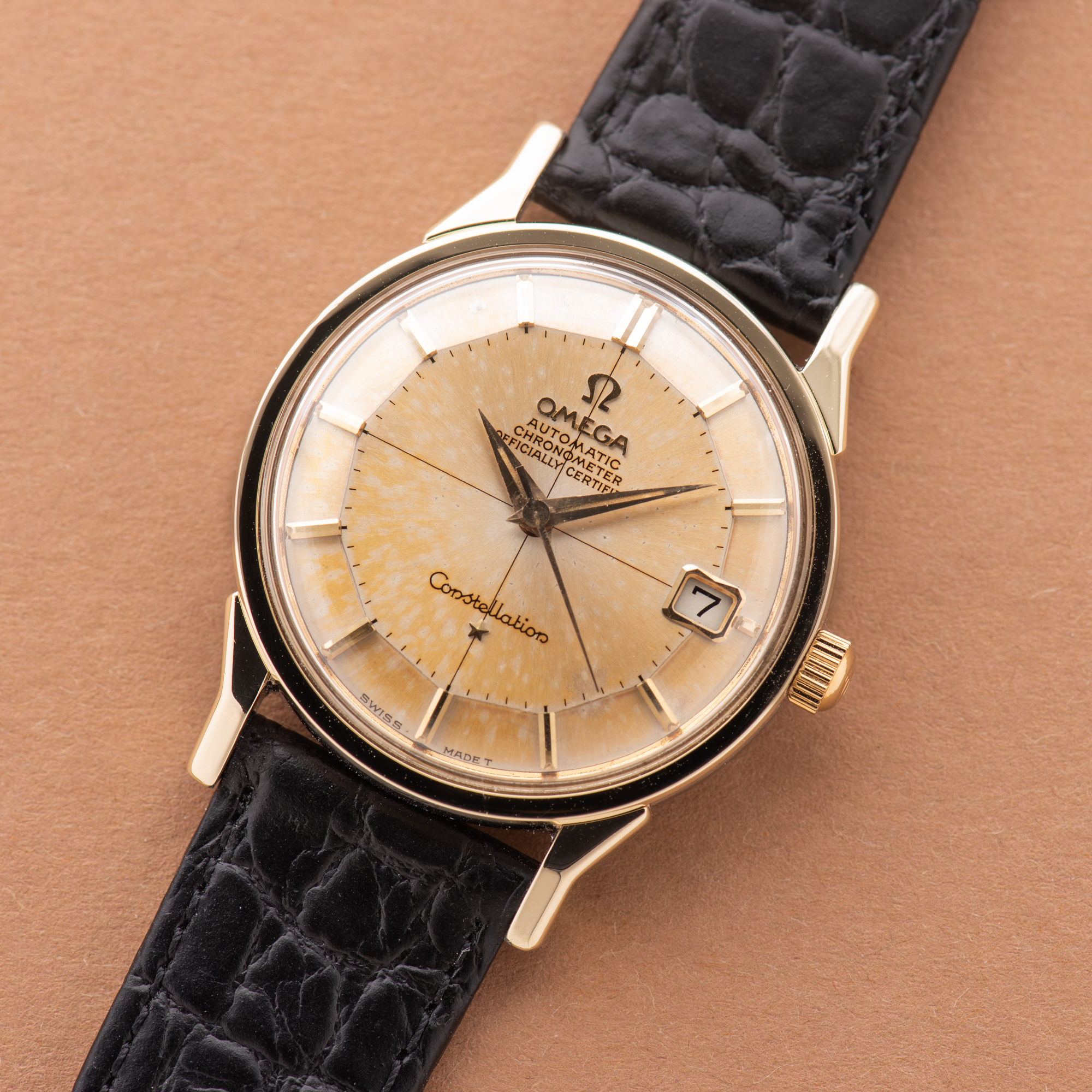 Zicht op Omega Constellation Calendar Pie Pan Patina Dog Leg Automatic 1966 Ref 168.005