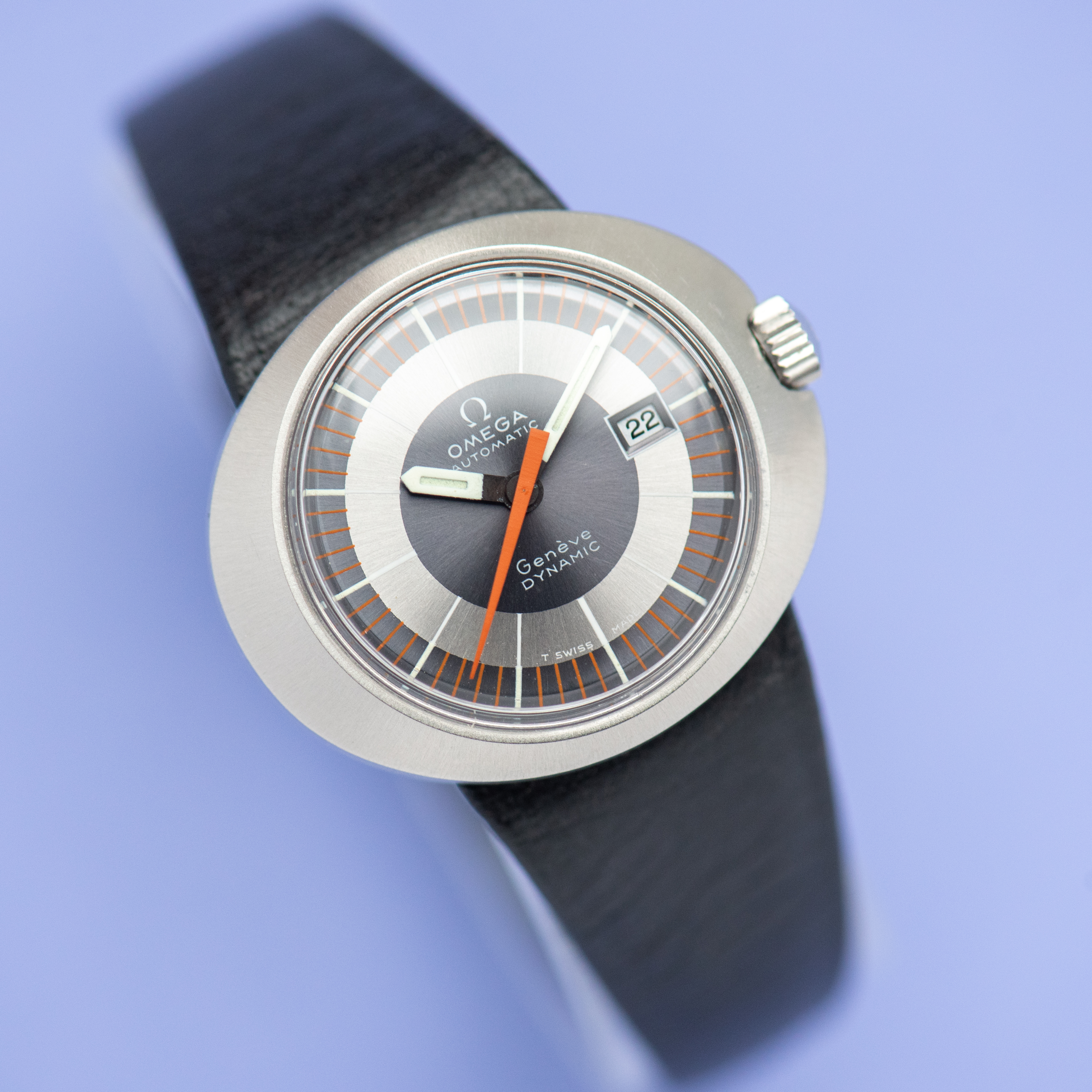Zicht op Omega Genève Dynamic Date Blue Réf 566.015